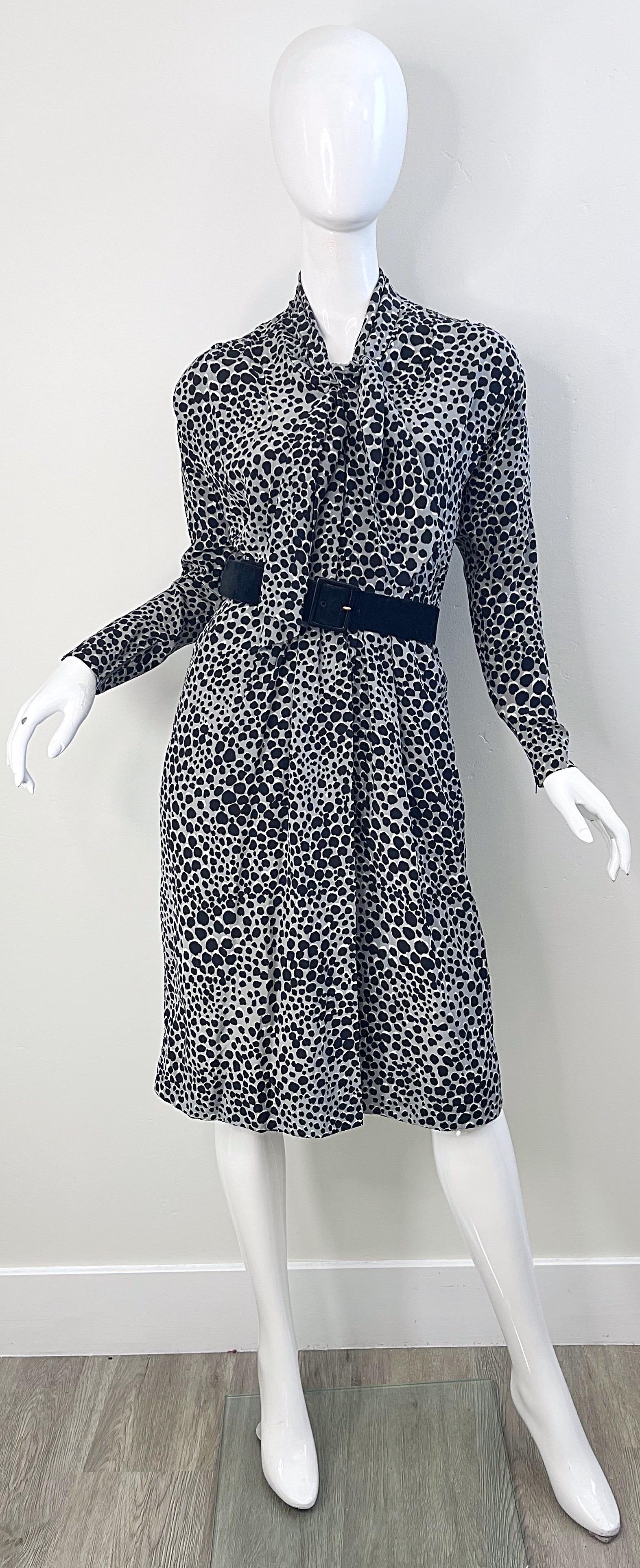 Yves Saint Laurent - Robe YSL en soie noire, grise et blanche avec imprimé léopard, années 1990 en vente 4