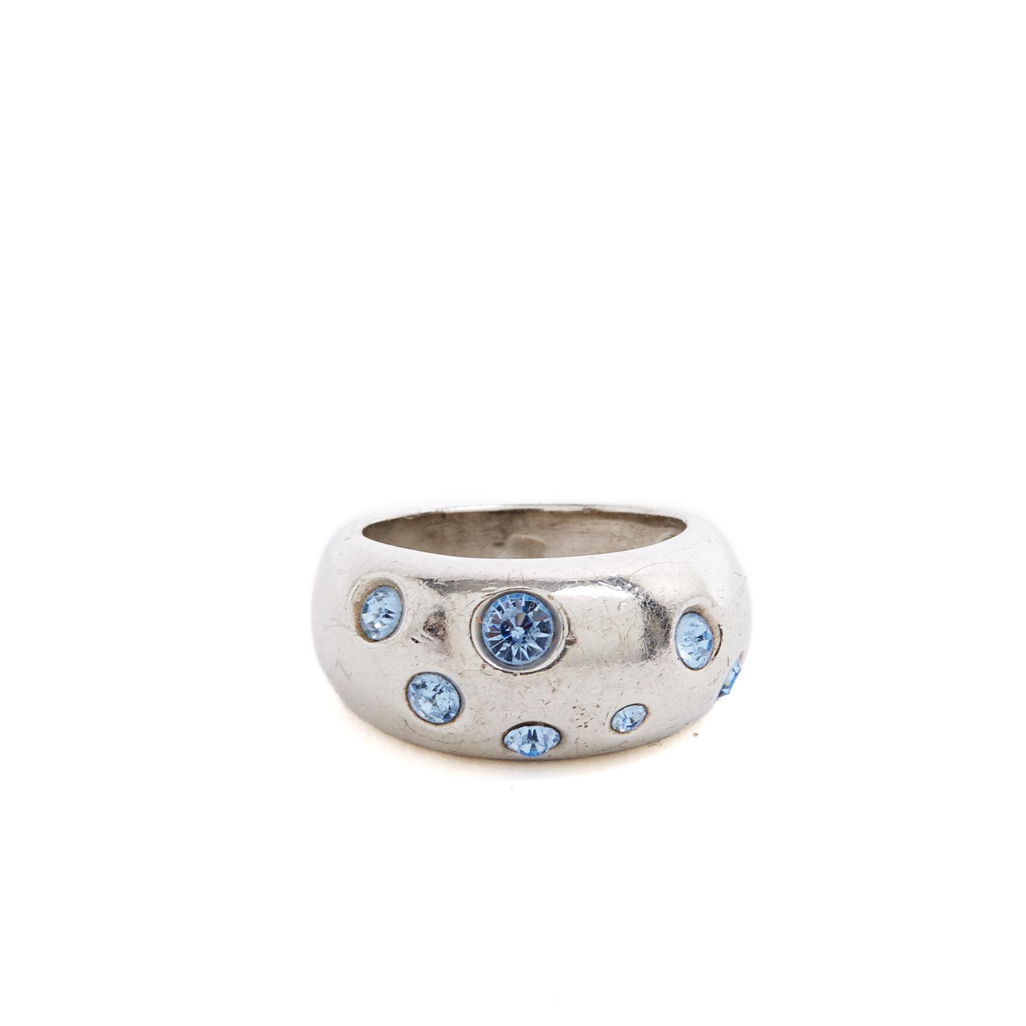 Una demi-parure di Yves Saint Laurent del 1990 circa, composta da un anello a forma di cupola in argento 925 con strass blu, con marchio e firma. La misura dell'anello indicata sulla tabella delle taglie è 54 (US 7), con un peso di 11,73 grammi, e