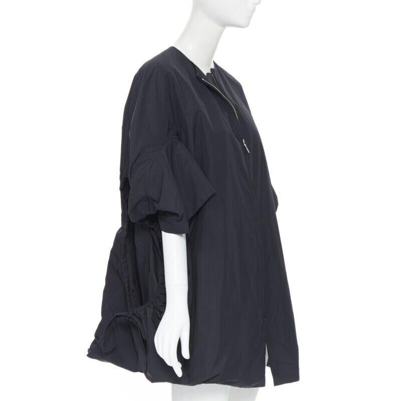 Yves Saint Laurent 2009 cappotto in nylon nero con coulisse FR38 S
Riferimento: CEWG/A00006
Marchio: Yves Saint Laurent
Designer: Stefano Pilati
Modello: Cappotto Cocoon

Collezione: Primavera Estate 2019 - Passerella
Materiale: Poliestere
Colore:
