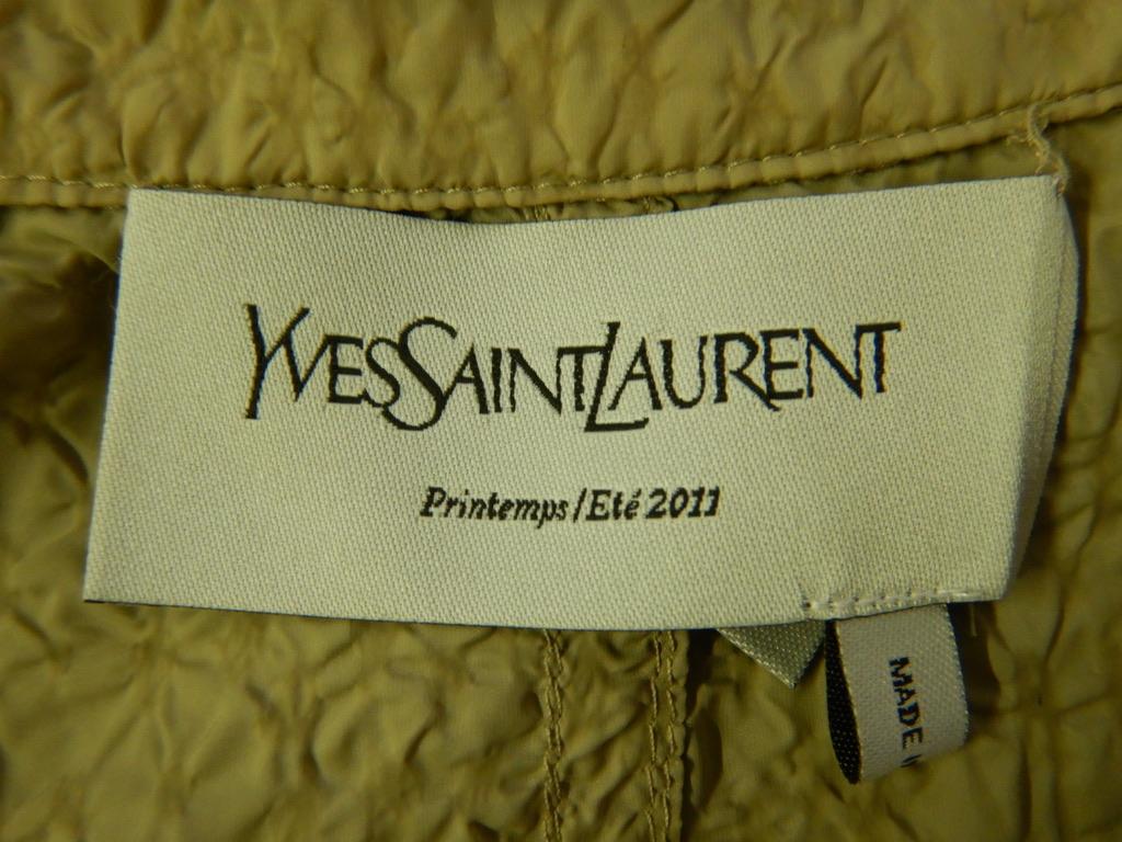 Yves Saint Laurent 2011 Wickelmantel mit geknittertem Saum im Angebot 5