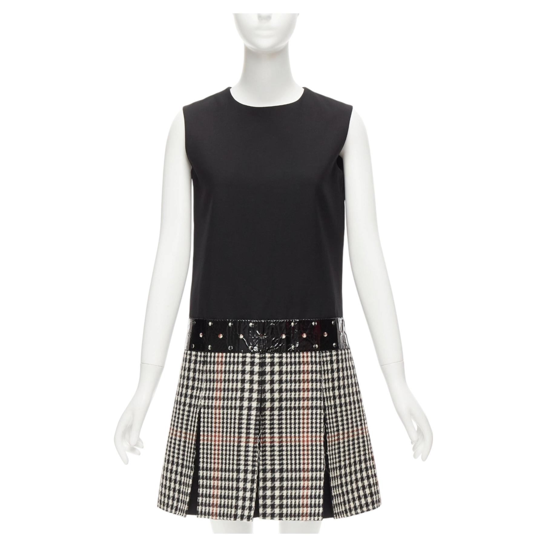 YVES SAINT LAURENT 2011 Laufsteg-Flaare-Kleid aus Wolle mit schwarzem Hahnentrittmuster FR36 S im Angebot
