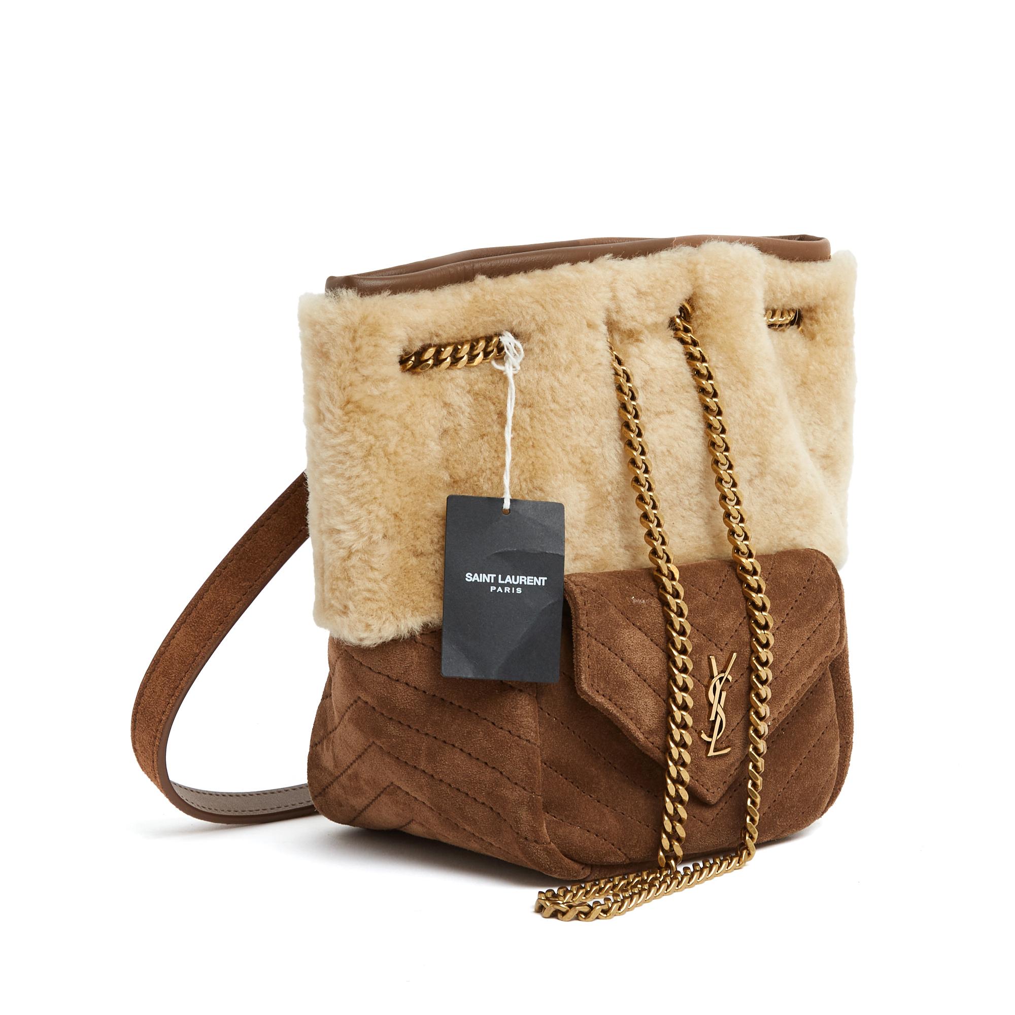 Yves Saint Laurent 2023 Sac Seau Mini Joe Bucket Bag aus Shearling und Wildleder, neu im Zustand „Neu“ in PARIS, FR
