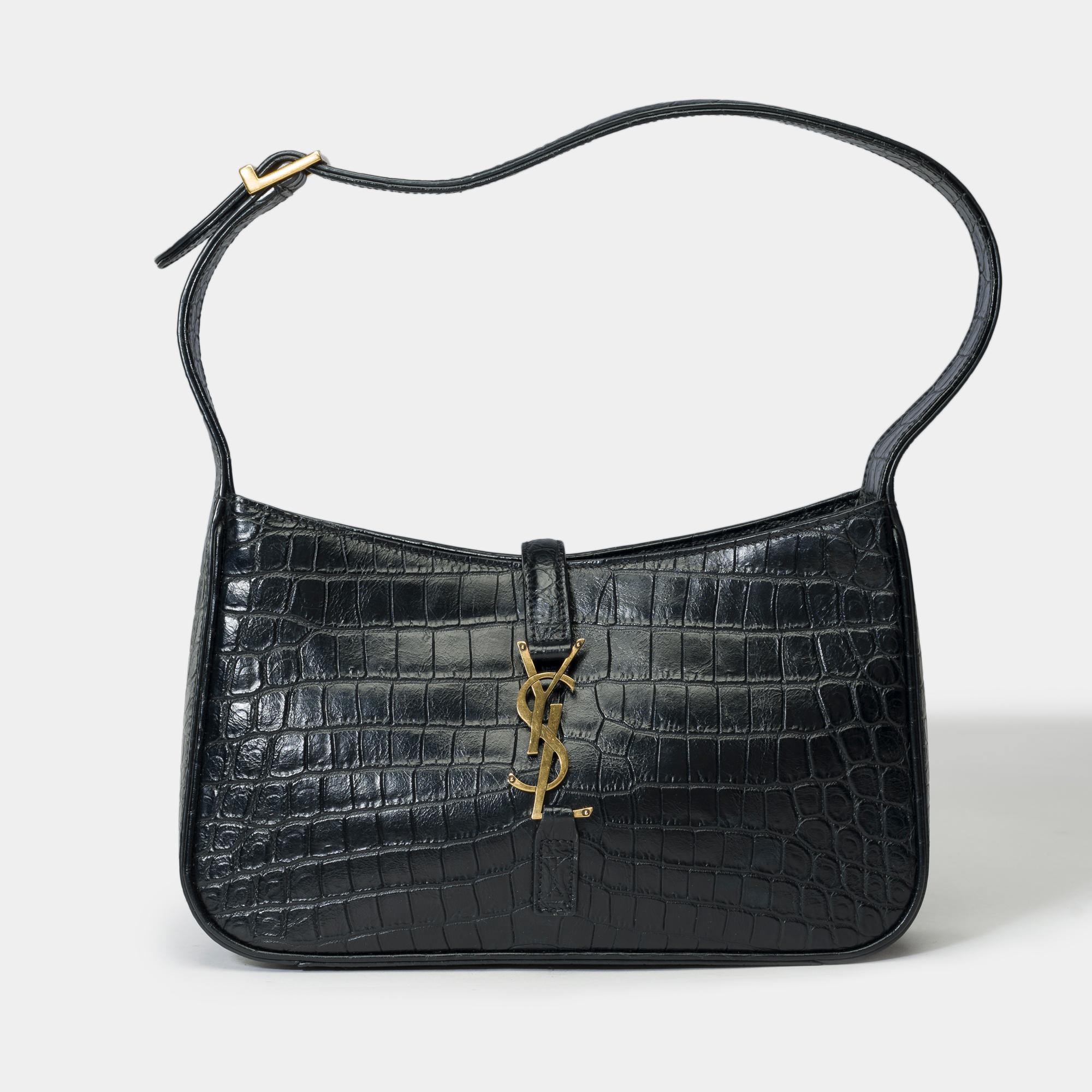 Trendy​ ​Yves​ ​Saint-Laurent​ ​5​ ​à​ ​7​ ​hobo​ ​bag​ ​in​ ​black​ ​calf​ ​leather​ ​embossed​ ​crocodile​ ​closed​ ​by​ ​a​ ​black​ ​leather​ ​tab​ ​decorated​ ​with​ ​brittle​ ​and​ ​lined​ ​with​ ​black​ ​suede

Inner​ ​lining​ ​in​ ​brown​