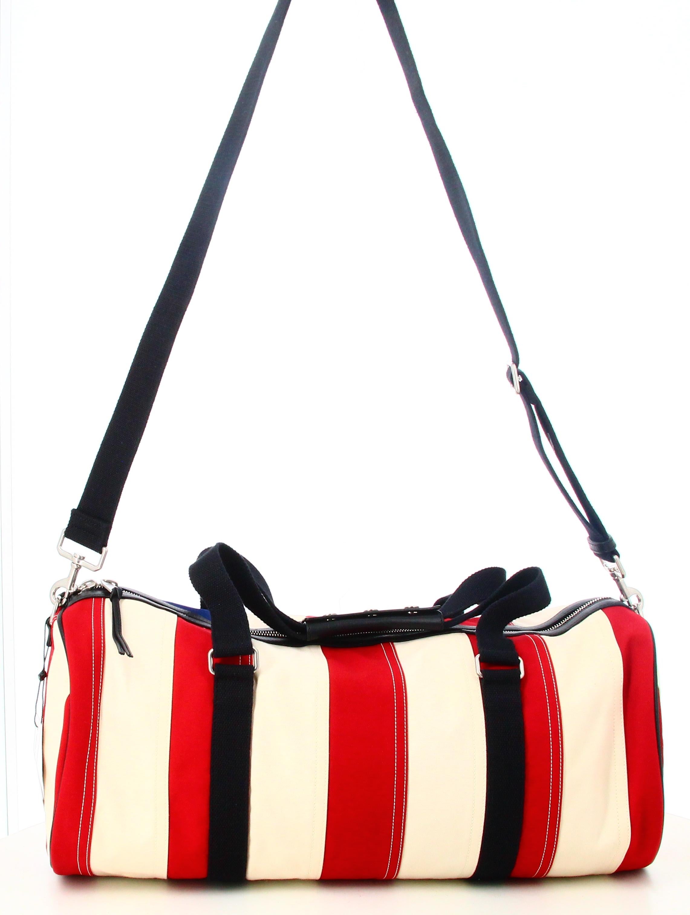 Borsa da viaggio in tela con bandiera americana di Yves Saint Laurent

- Buone condizioni. presenta lievi segni di usura dovuti al tempo.
- Borsa Yves Saint Laurent 
- borsa in tessuto a righe bianche e rosse 
- tracolla in tessuto nero
- tasca