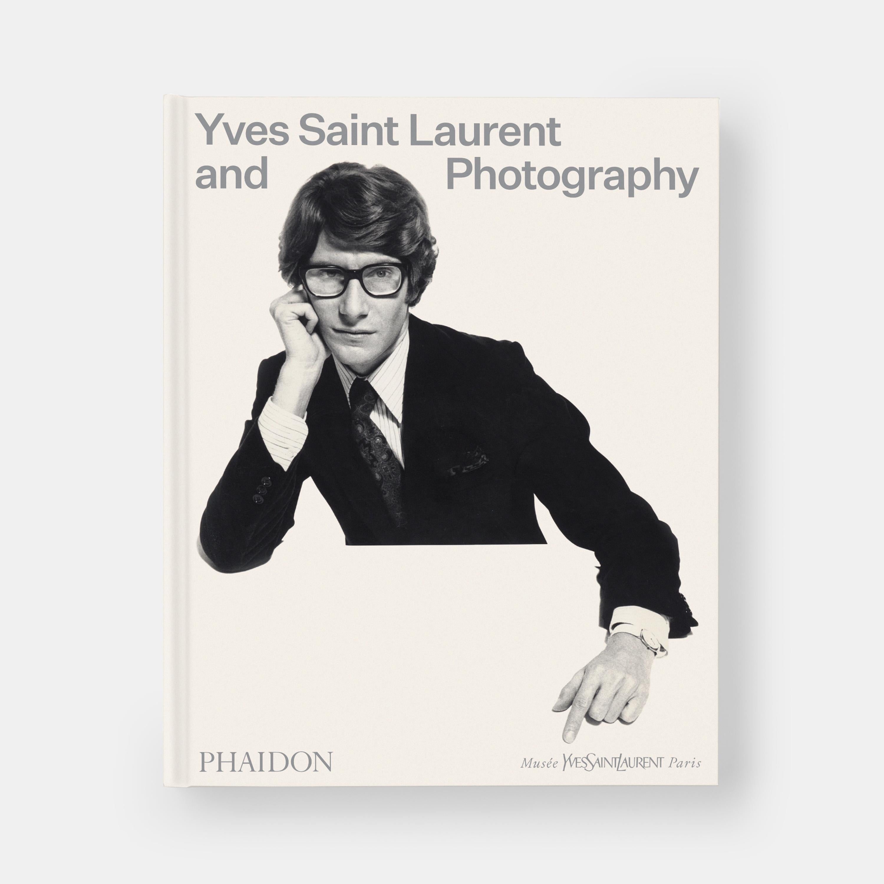 Yves Saint Laurent e i suoi modelli, come li hanno immortalati i più grandi fotografi del XX secolo

Yves Saint Laurent ha collaborato con alcuni dei più grandi fotografi del XX secolo. Per oltre quattro decenni, fino alla chiusura della sua casa di
