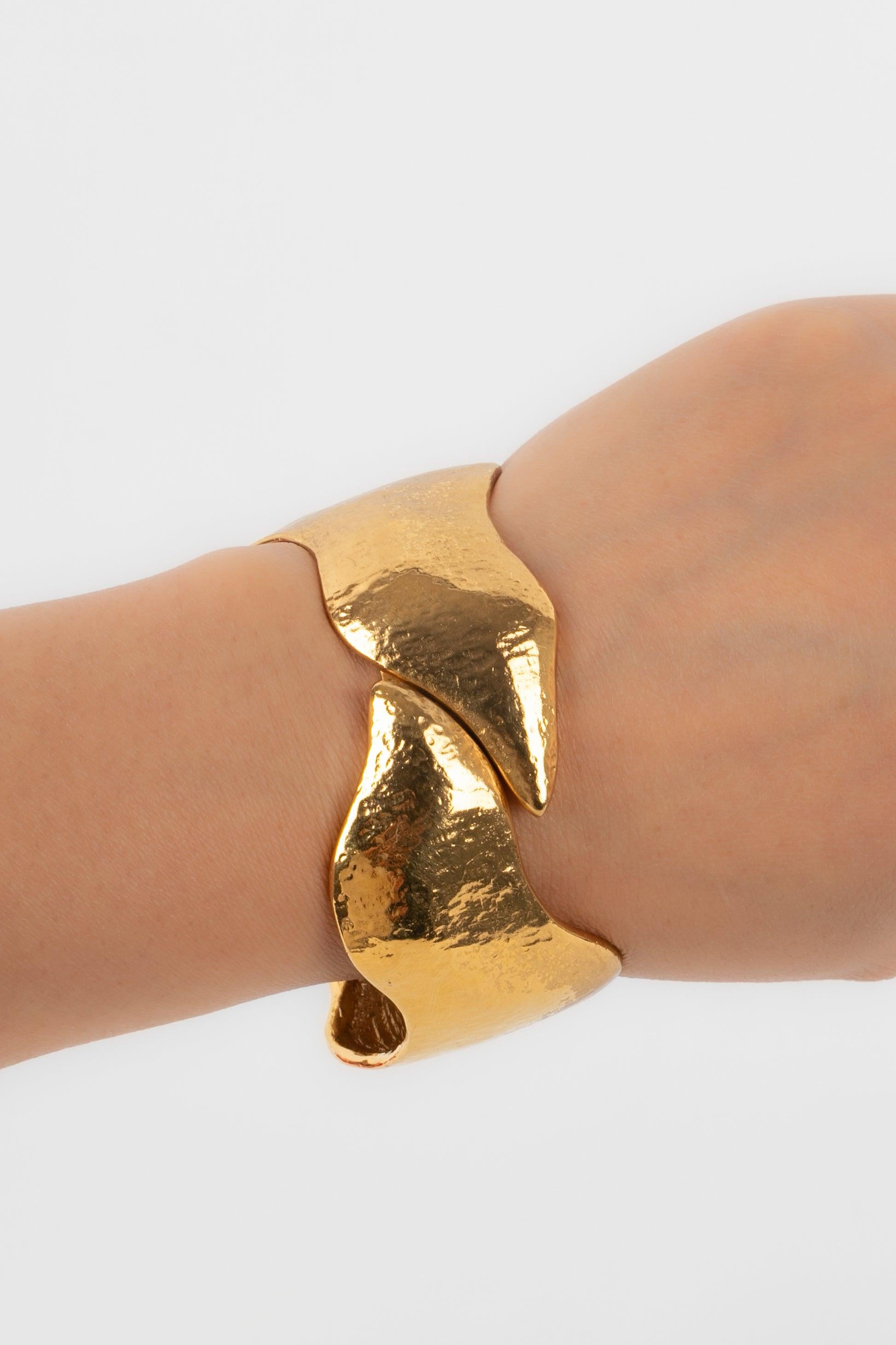 Yves Saint Laurent - (Made in France) Articulated golden metal bracelet.

Additional information:
Condition: Very good condition
Dimensions: Circumference: 17 cm - Opening: 4 cm

Seller Reference: BRA63