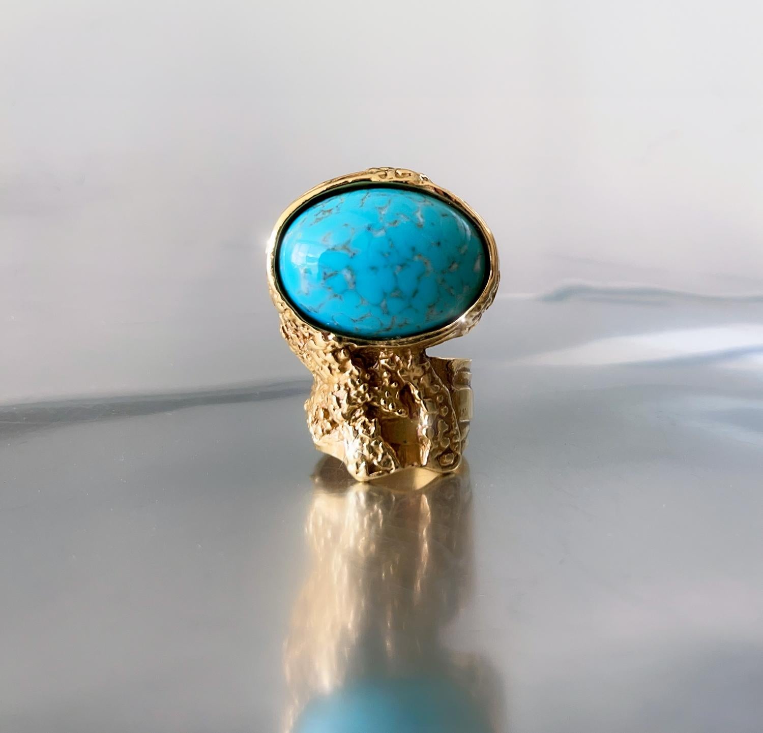 Ein schönes Stück Modegeschichte - einer der berühmten YSL Artis Ringe. Diese Ringe sind Teil des Erbes von Yves Saint Laurent.
Der Ring YSL Arty verkörpert die perfekte Mischung aus kühnem Design und luxuriöser Eleganz und ist eine atemberaubende