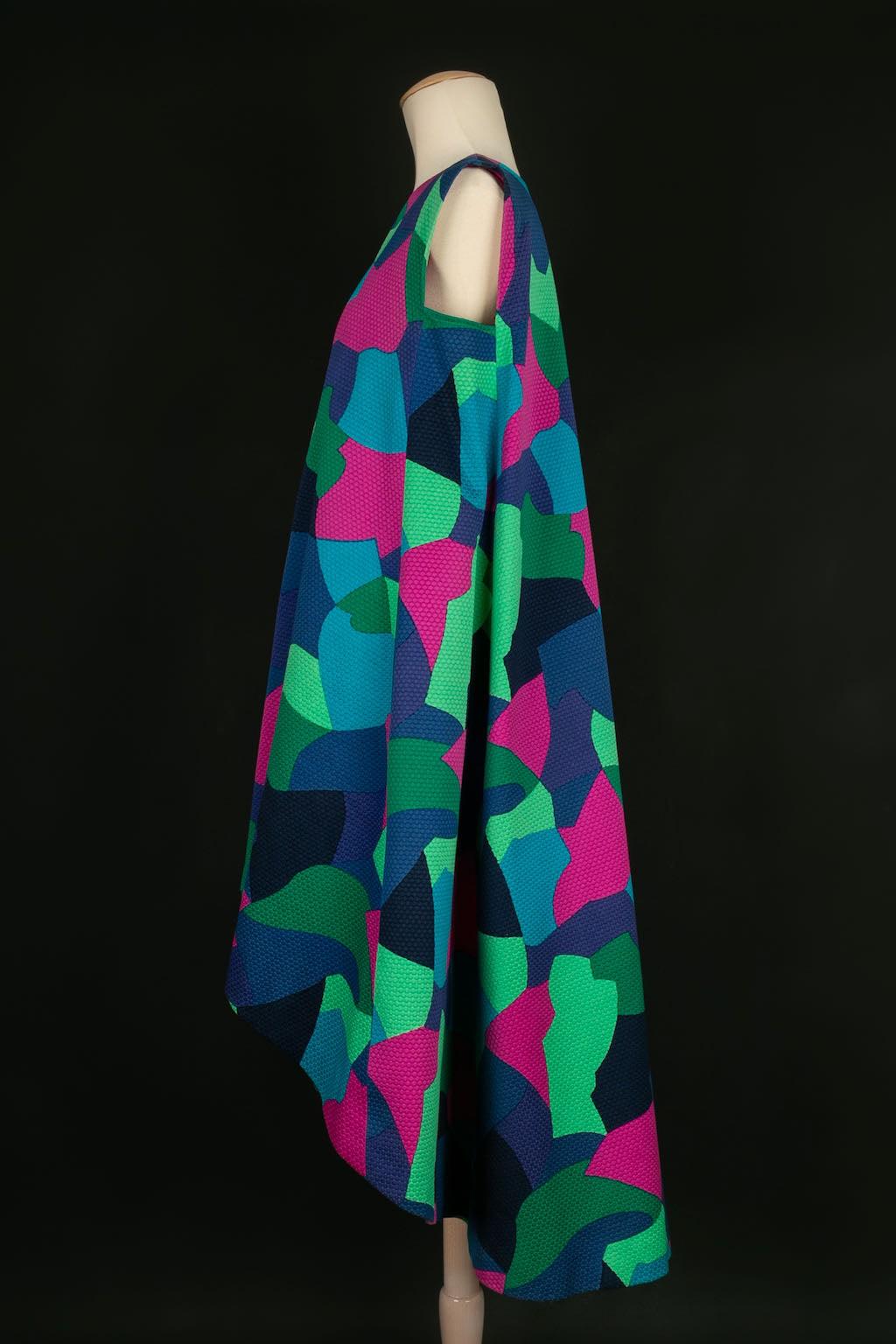 Yves Saint Laurent -(Made in France) Asymmetrisches Kleid aus bedruckter Baumwolle. Es ist keine Größe angegeben, sie entspricht einer 42FR. Ready-to-wear-Kollektion Frühjahr-Sommer 1992.

Zusätzliche Informationen: 
Abmessungen: Brustkorb: 55 cm,