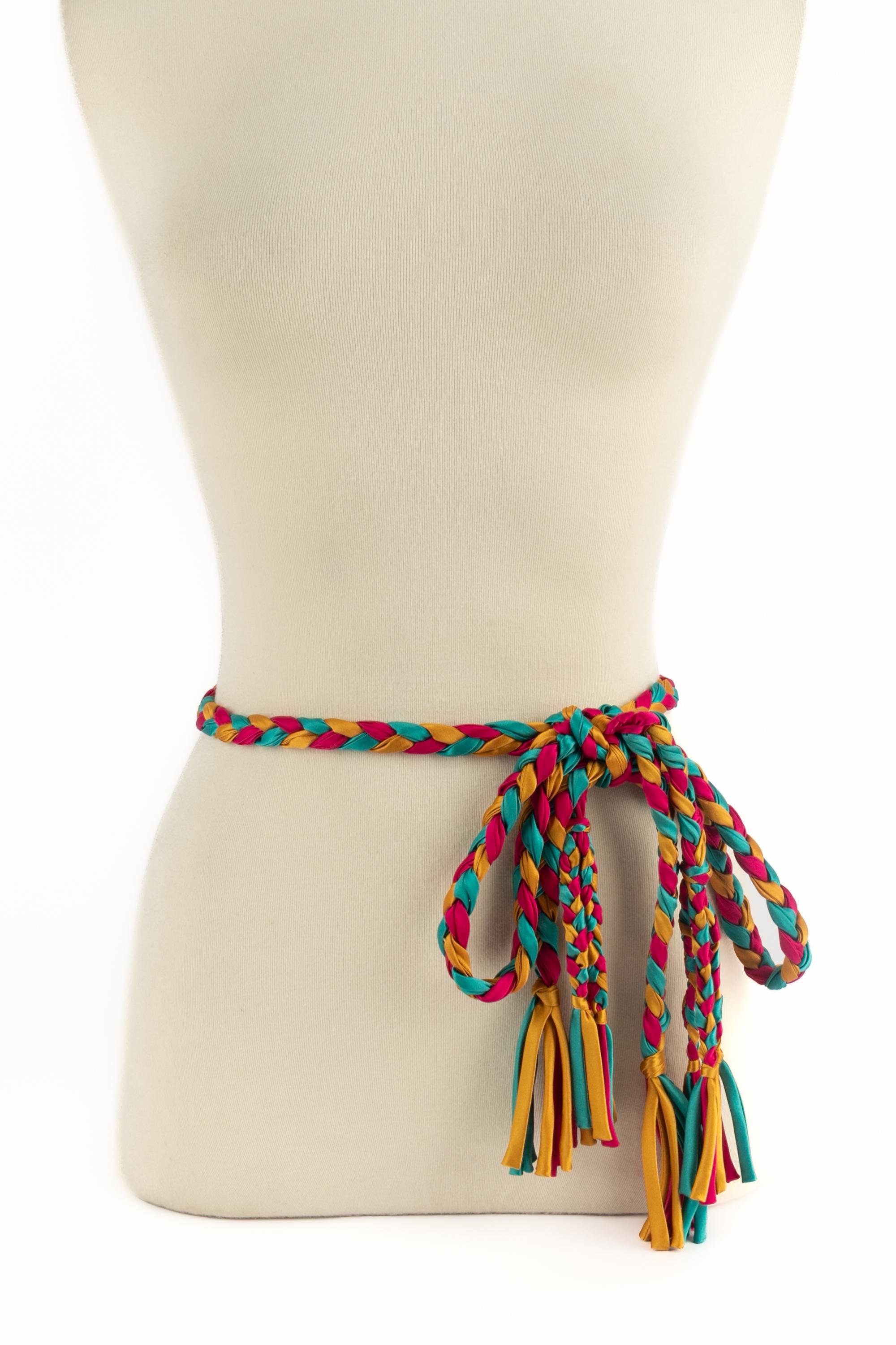 YVES SAINT LAURENT (Atribuido a) Cinturón compuesto por tres cordones de raso trenzado.

Estado:
Muy buen estado. 

Medidas:
Longitud total sin las borlas: 170 cm - Anchura: 1,5 cm

SKU:ACC465BIS