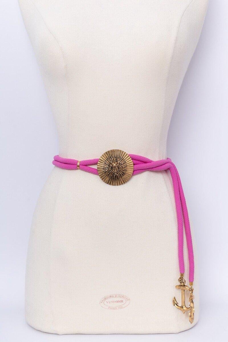 Yves Saint Laurent (Attribuita a) Cintura composta da una corda elastica rosa e da una fibbia in metallo dorato. Nessuna firma. 

Condizioni:
Ottime condizioni

Misure:
Lunghezza: 60 cm (23.62 in) - Larghezza: 3 cm (1.18