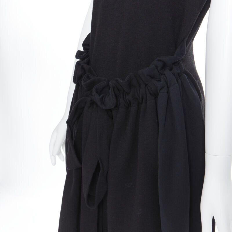 YVES SAINT LAURENT AW09 vestido negro de manga casquillo con lazada fruncida y bajo de burbuja FR38
Referencia: CEWG/A00011
Marca: Yves Saint Laurent
Diseñador: Stefano Pilati
Model No: Vestido burbuja

Colección: Otoño Invierno 2009
Material: Lana,