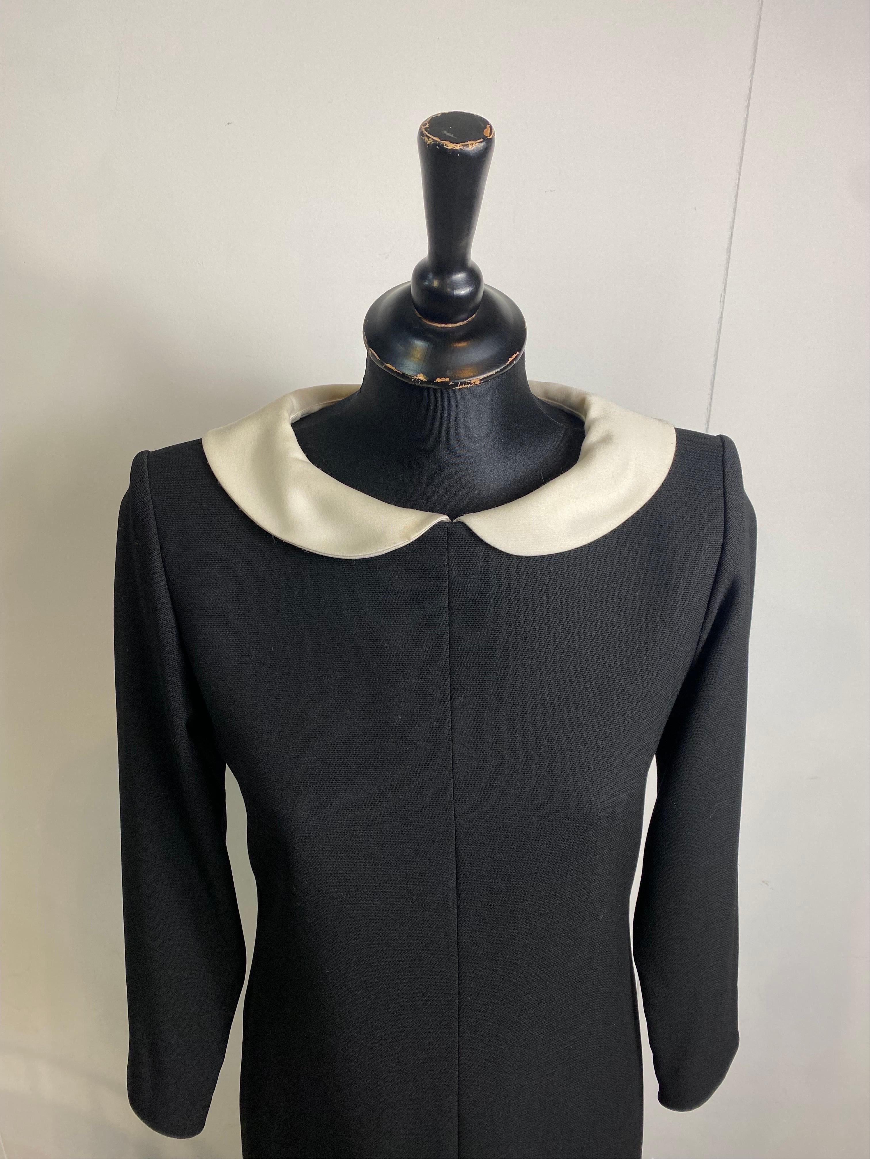 Yves Saint Laurent mini dress.
Vintage 70s.
The composition label has been cut off.
We think it's a wool blend. Lined.
The detail of the collar is beautiful and can be removed if desired.
Back zip closure
French size 36 which corresponds to an