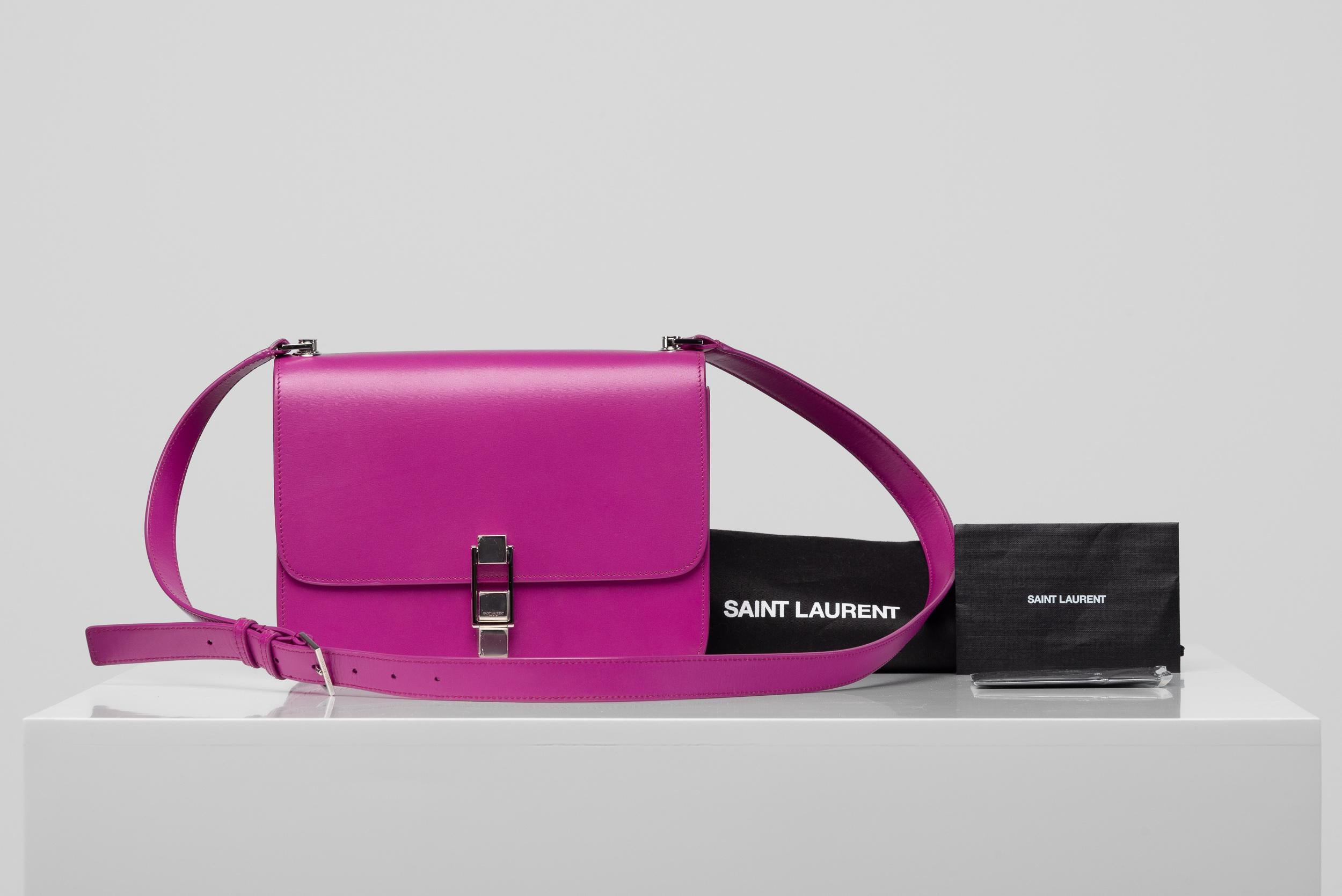 From the collection of SAVINETI we offer this YSL Le Carre Magenta Bag:
- Brand: Yves Saint Laurent
- Model: Classic Flap Medium Caviar
- Year: 2022
- Condition: Very Good (protection foil still on)
- Materials: calfskin leather, silver-toned metal