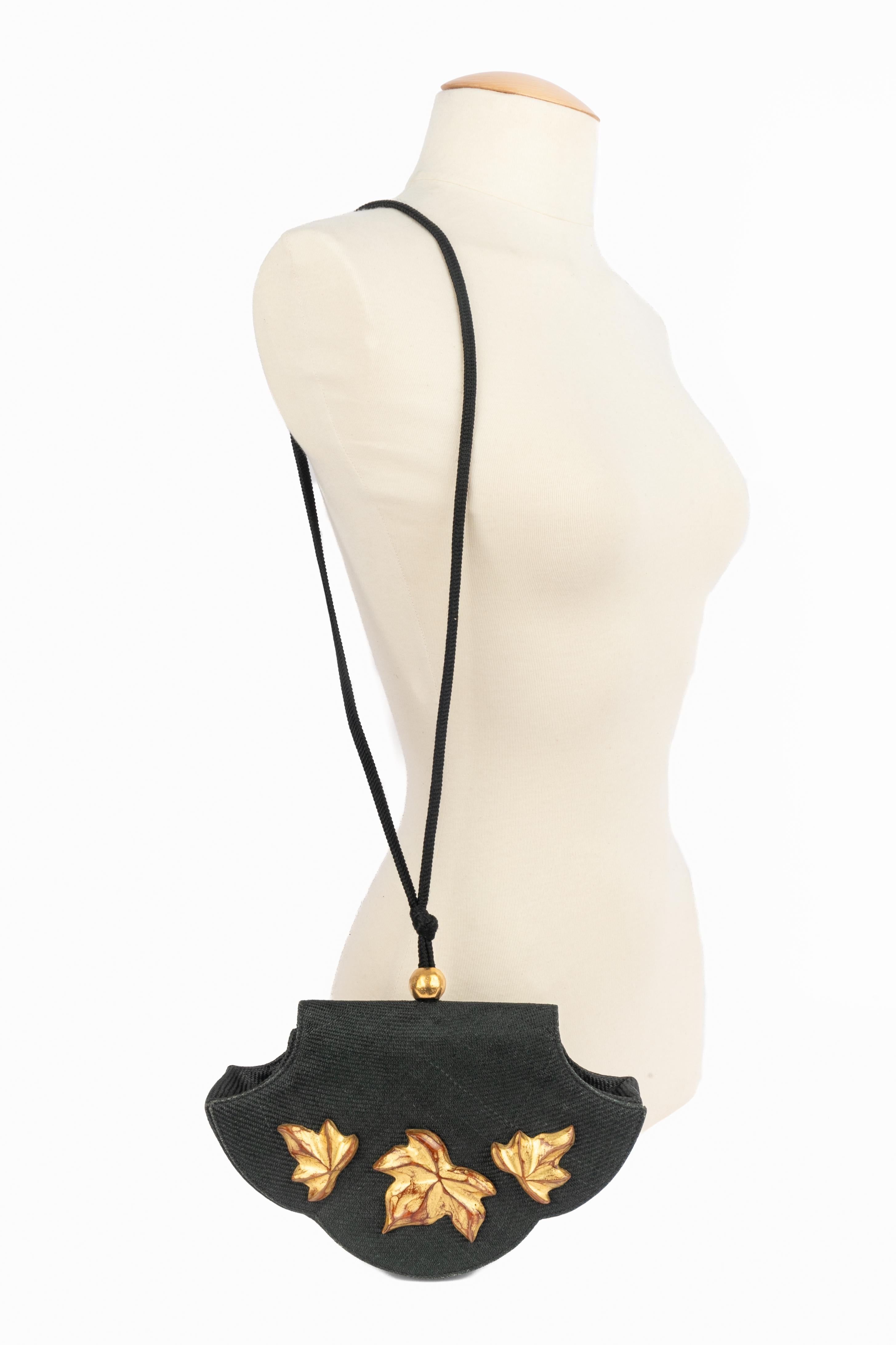 Yves SAINT LAURENT - (Fabriqué en France) Sac en paille panama noire avec décorations de feuilles rouges et dorées. Pièce des années 1975 sous la Direction artistique d'Yves Saint Laurent.

Condit :
Bon état

Dimensions :
Hauteur : 15 cm - Largeur :