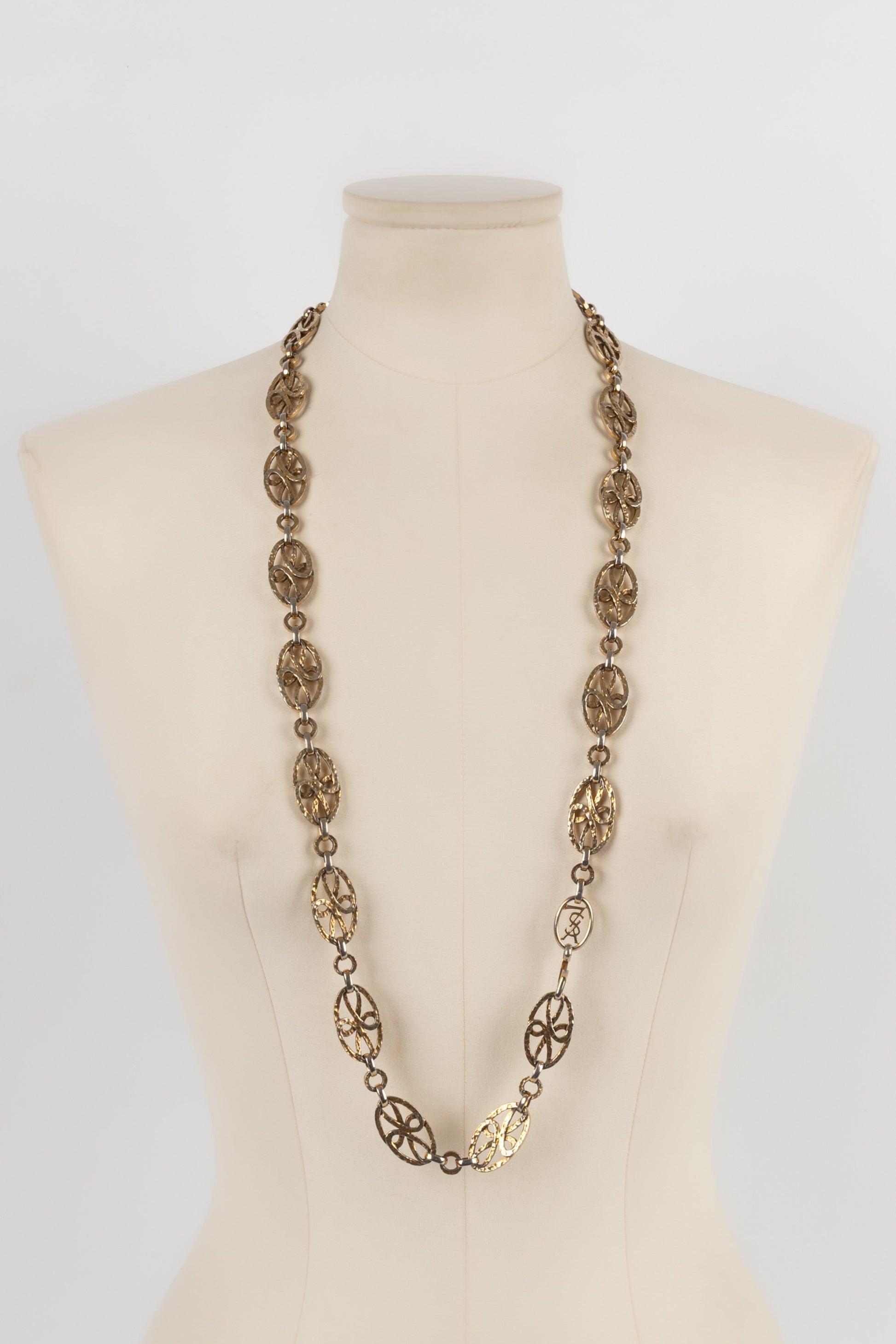 Yves Saint Laurent - Collana in metallo dorato battuto. Per intenderci, il metallo ha formato una patina.

Informazioni aggiuntive:
Condizioni: Buone condizioni
Dimensioni: Lunghezza: 94 cm

Riferimento del venditore: BC92