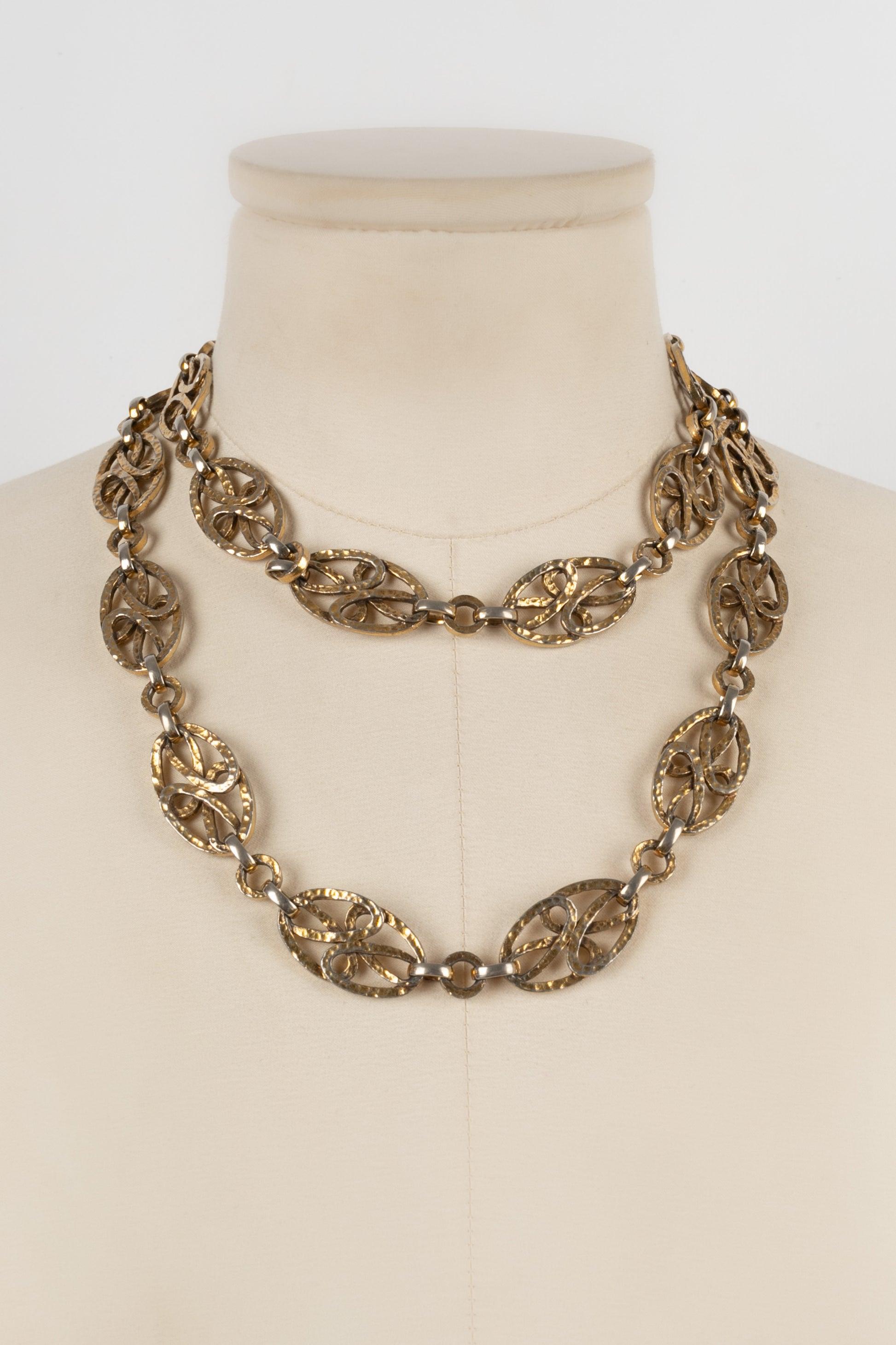 Yves Saint Laurent Collana in metallo dorato battuto In condizioni buone in vendita a SAINT-OUEN-SUR-SEINE, FR