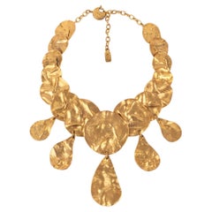 Yves Saint Laurent Collana corta in metallo dorato e battuto