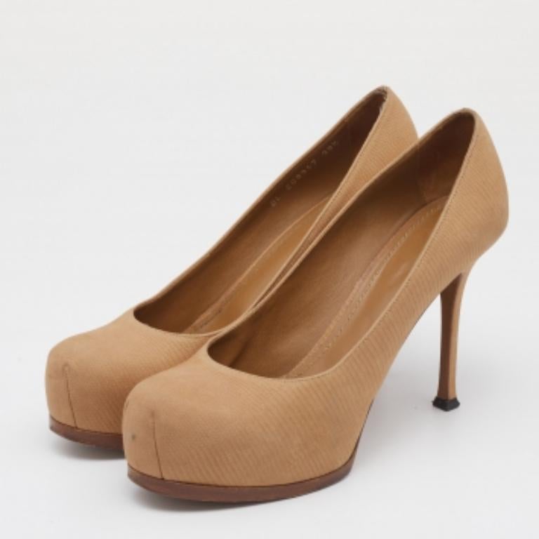 Cut into a timeless silhouette, this pair of Tribtoo pumps from Yves Saint Laurent is simple yet classy. Created from leather, it flaunts platforms, 11cm heels, and comfortable footbeds.