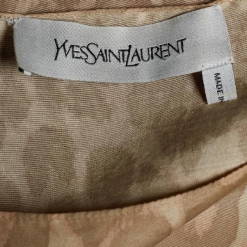 Yves Saint Laurent Blusa de seda con estampado de leopardo beige M en Excelente estado para la venta en Dubai, Al Qouz 2