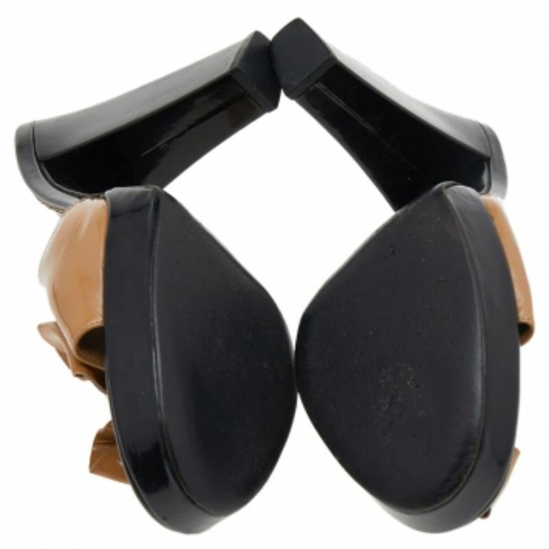 Yves Saint Laurent Sandalias de charol beige con lazo talla 39 Negro en venta