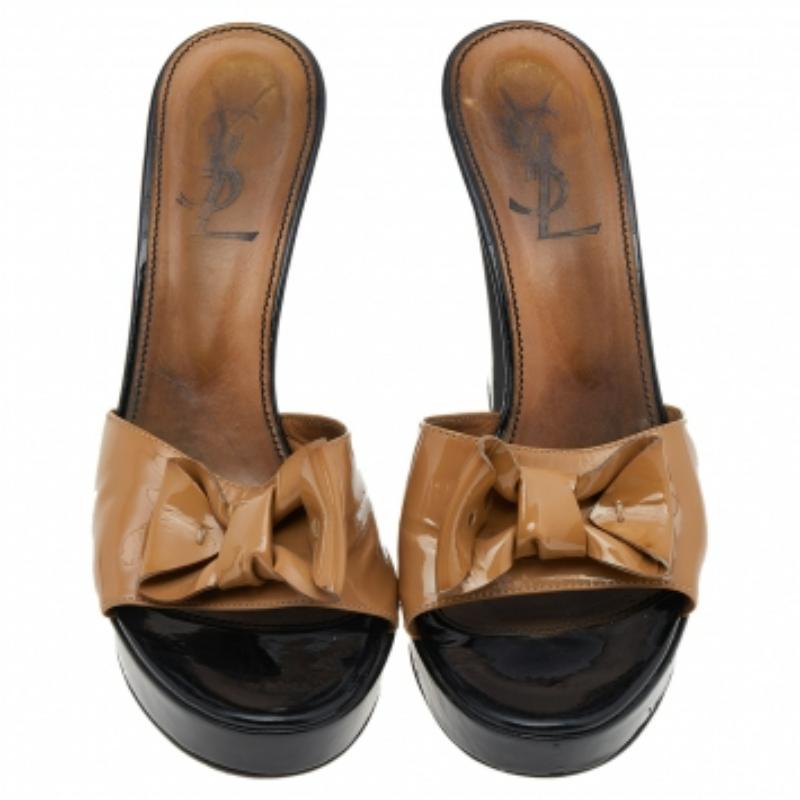Yves Saint Laurent Sandalias de charol beige con lazo talla 39 en Bastante bueno estado para la venta en Dubai, Al Qouz 2
