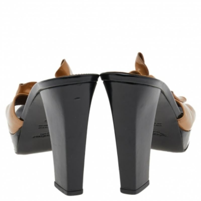 Yves Saint Laurent Sandalias de charol beige con lazo talla 39 en venta 2