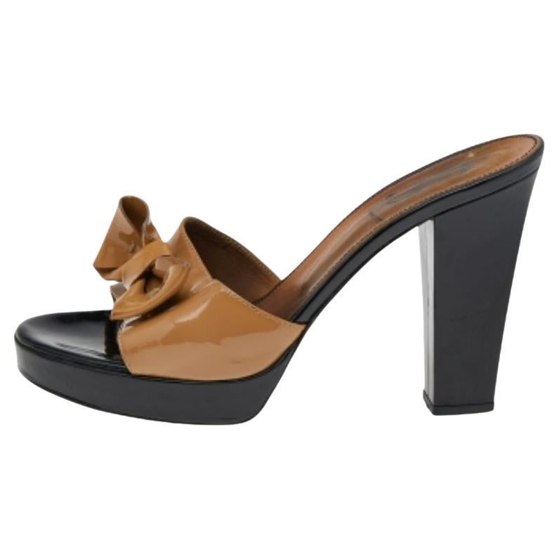 Yves Saint Laurent Sandalias de charol beige con lazo talla 39 en venta