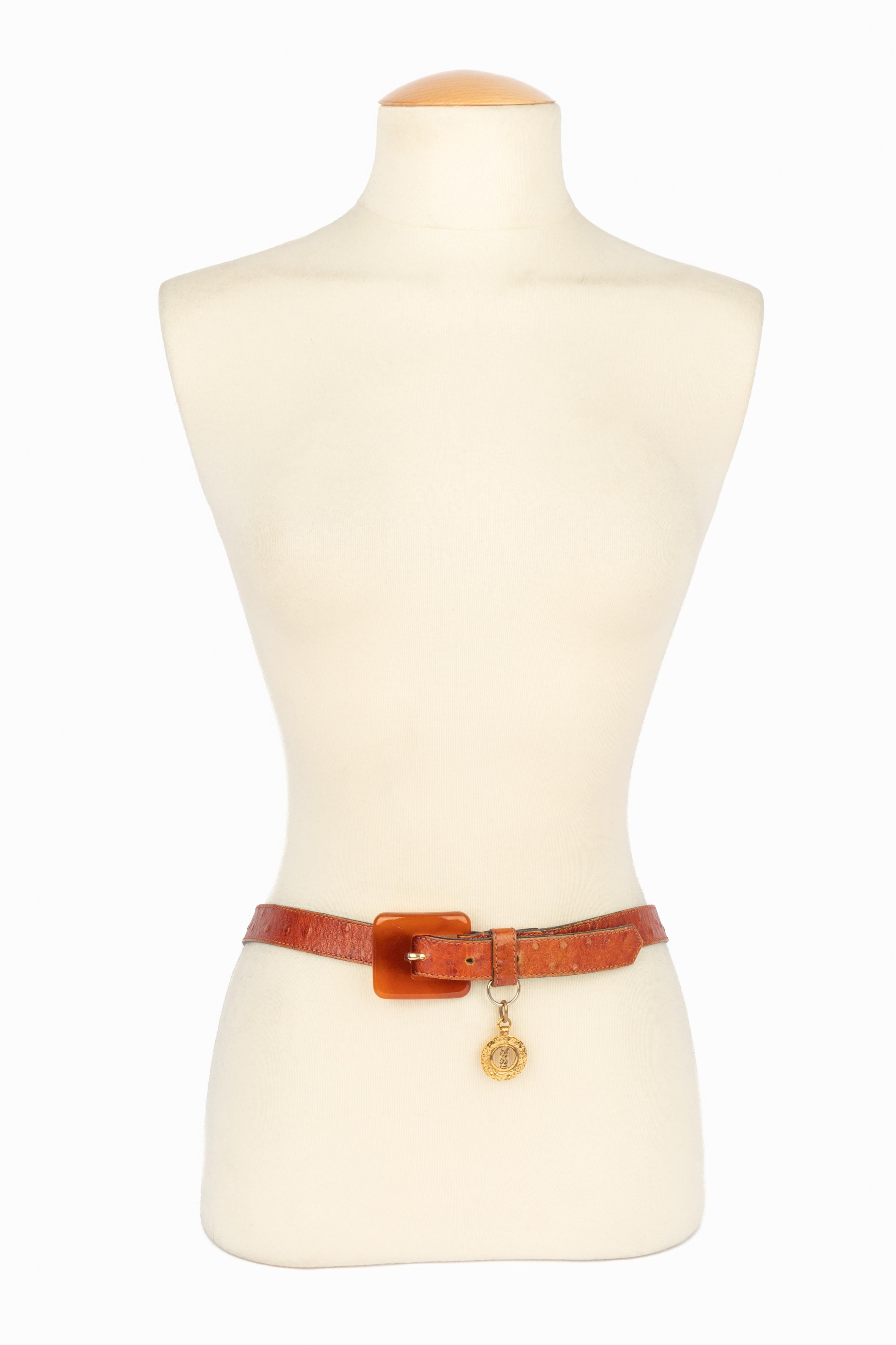 Yves Saint Laurent - Cintura in pelle di struzzo con fibbia in resina e metallo dorato. Da segnalare che la pelle degli interni è danneggiata.

Condizioni:
Conditio sine qua non

Dimensioni:
Lunghezza: da 73 a 78 cm

SKU:ACC139