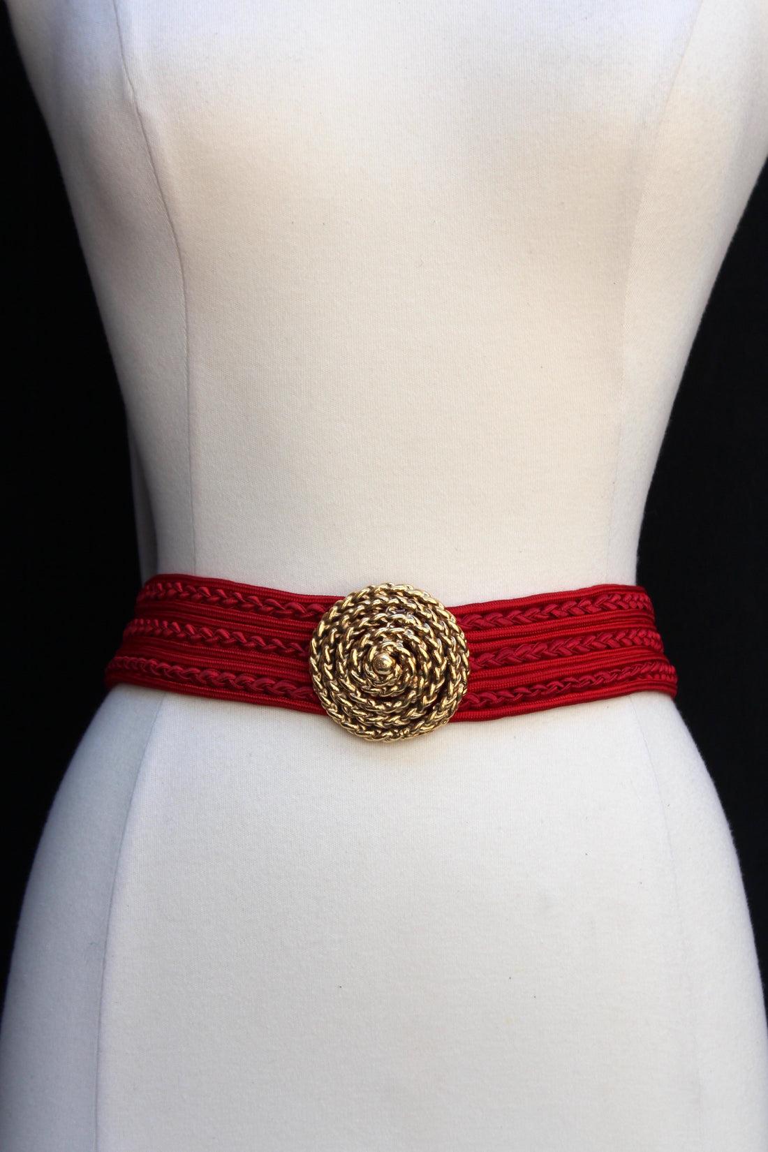 Yves Saint Laurent (Made in France) Belt composed of red passementerie, with a gilded metal buckle.

Additional information: 
Dimensions: Length: 66 cm (25.98 in) x Width: 4 cm (1.57 in) - Buckle diameter: 5.7 cm (2.24 in)
Condition: Very good