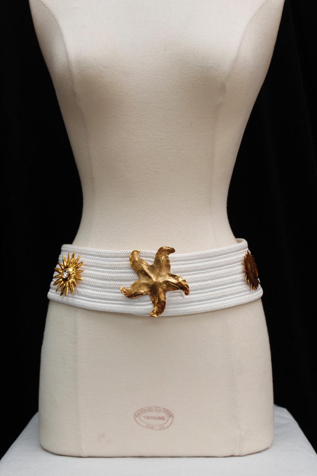 Yves Saint Laurent (Made in France) Belt composed of white passementerie, decorated with elements in hammered gilded metal

Additional information: 
Dimensions: Waist circumference: 73 cm (28.74 in) x Width: 7.8 cm (3.07 in) 

Condition: 
Very good