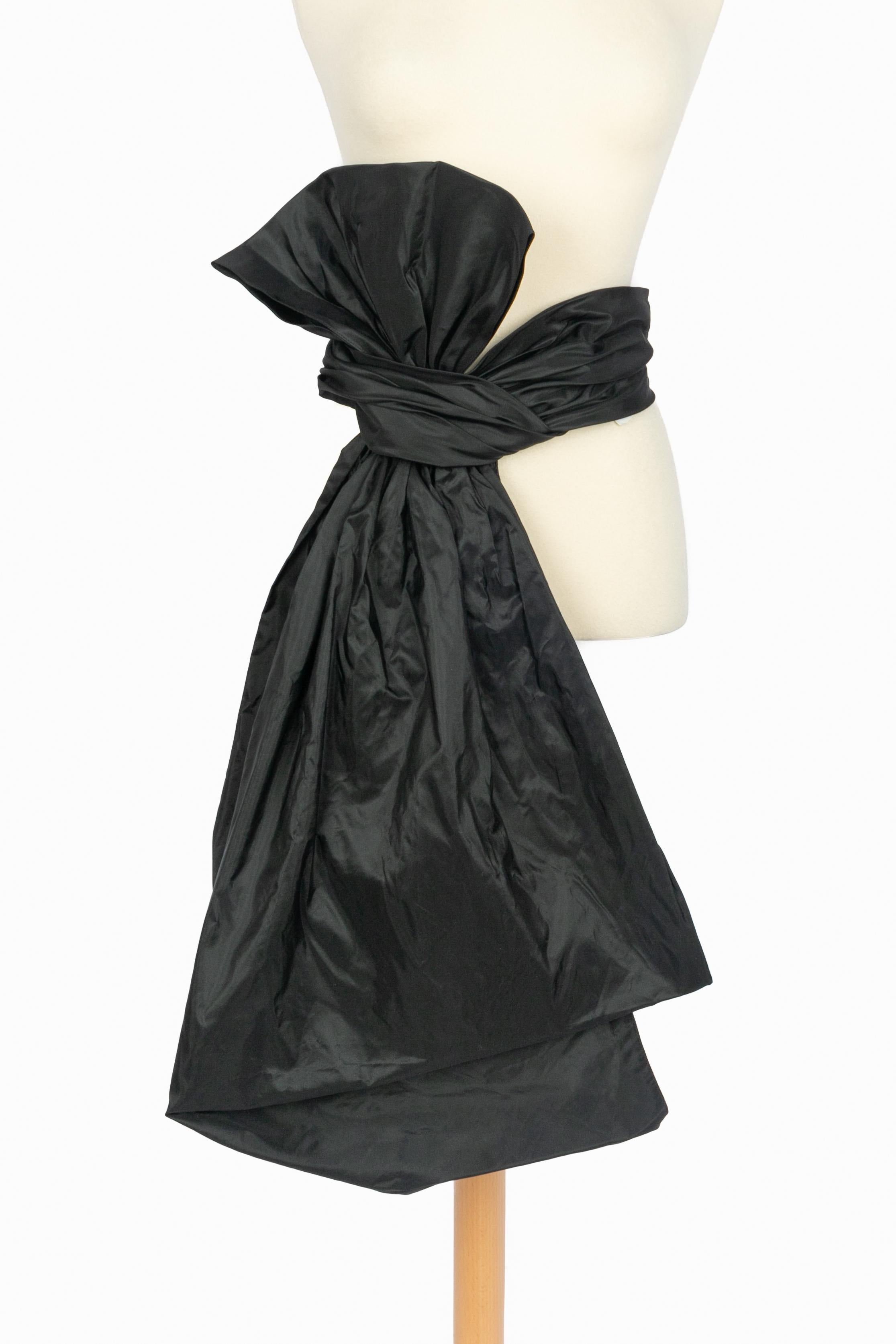 YVES SAINT LAURENT - (Fabriqué en France) Ceinture à nœud en soie et satin noir. Collectional automne-hiver 1987 sous la direction artistique d'Yves Saint Laurent.

Condit :
Très bon état.

Dimensions :
Circonférence : 65 cm

SKU:ACC190