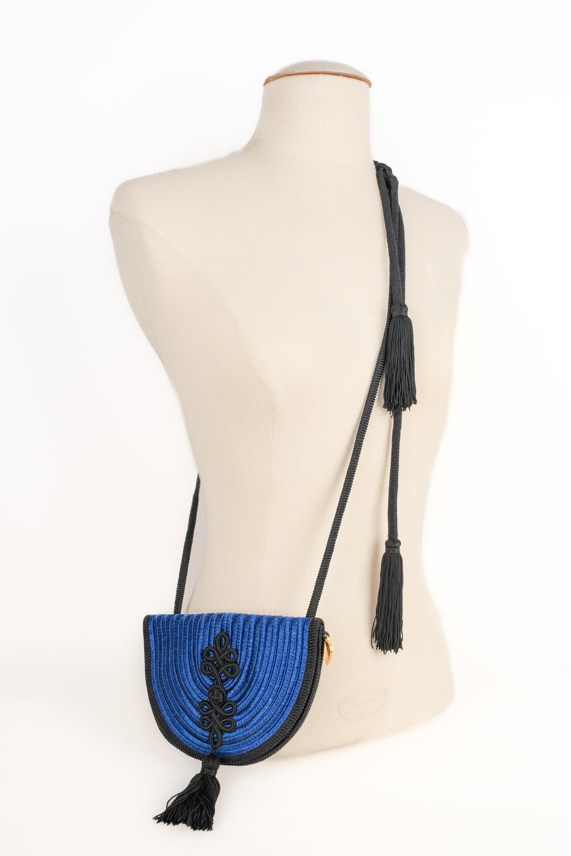 Yves Saint Laurent - (Made in France) Black and blue trimming handbag. Magnetic fastener.

Additional information:
Condition: Very good condition
Dimensions: Length: 18 cm - Height: 13 cm - Depth: 1 cm - Handle: 135 cm

Seller Reference: S204