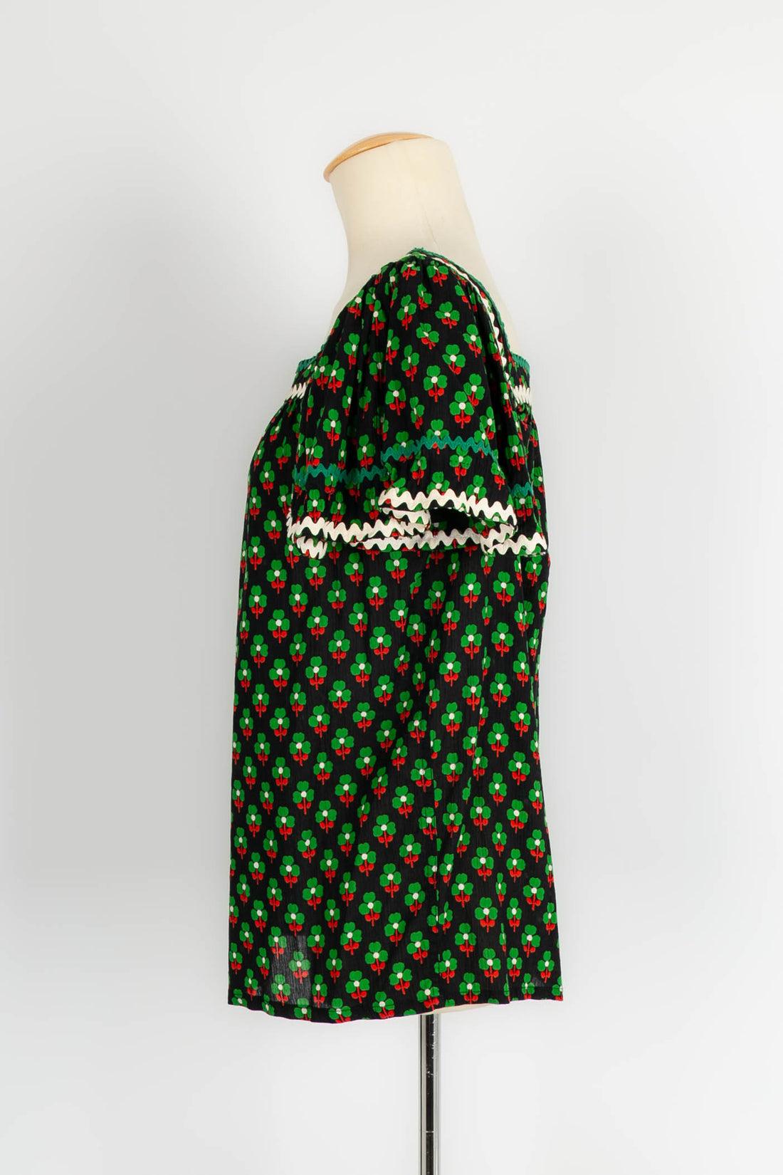 Yves Saint Laurent -(Made in France) Top aus schwarzer und grüner Baumwolle. Kein Größenetikett oder Zusammensetzung, es passt eine 36FR.

Zusätzliche Informationen:

Abmessungen: Brustkorb: 40 cm 
Länge: 60 cm

Bedingung: 
Sehr guter