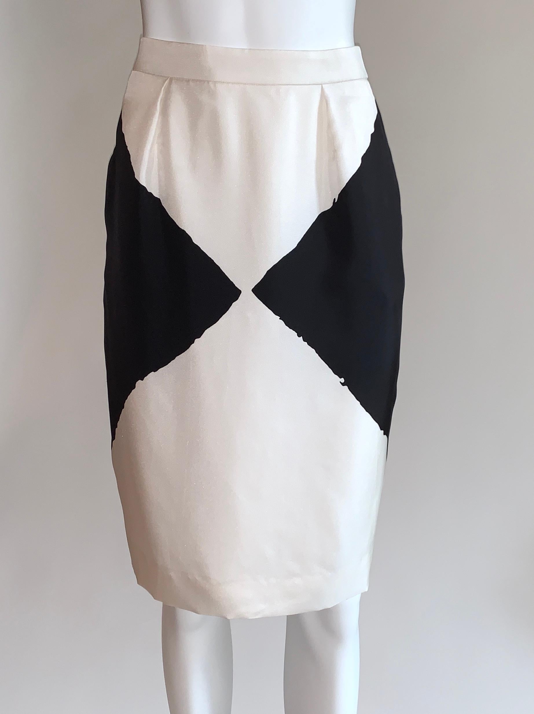 Yves Saint Laurent silk pencil skirt in a painterly black and white geometric print. Pockets at sides, side zip and button closure.

100% silk. 
Fully lined. 

Made in Italy.

Size FR 44, best fits XL, see measurements.
Waist 32