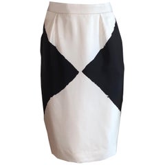 Yves Saint Laurent Gonna a tubino in seta con stampa geometrica bianca e nera YSL