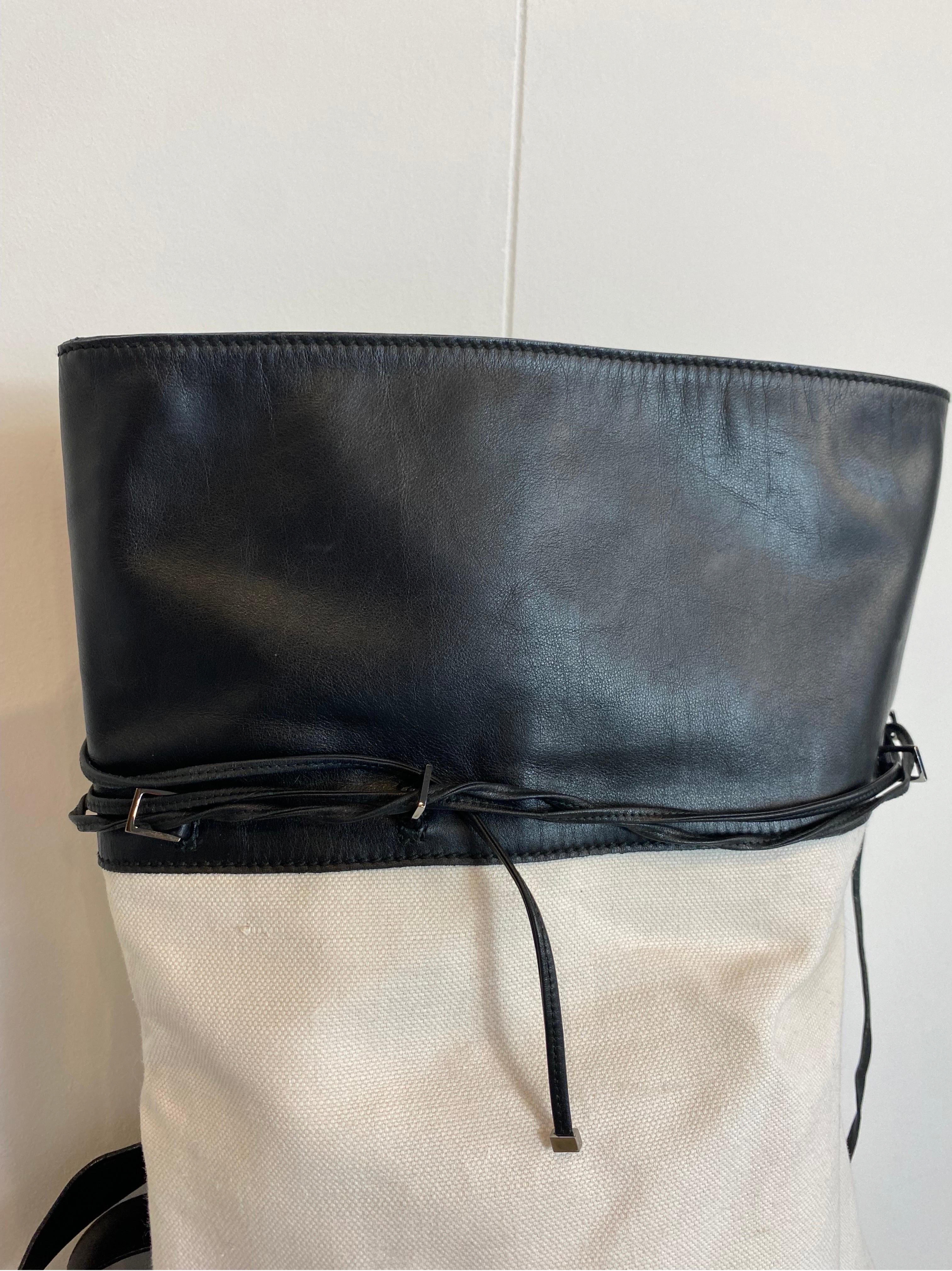 Yves Saint Laurent one-shoulder backpack
There is no label. Composition includes linen and leather inserts.
Pouch included inside with plate logo. 
Interior with “Y” pattern. 
Height 50
Width 40
Depth 15
In addition to being in good general