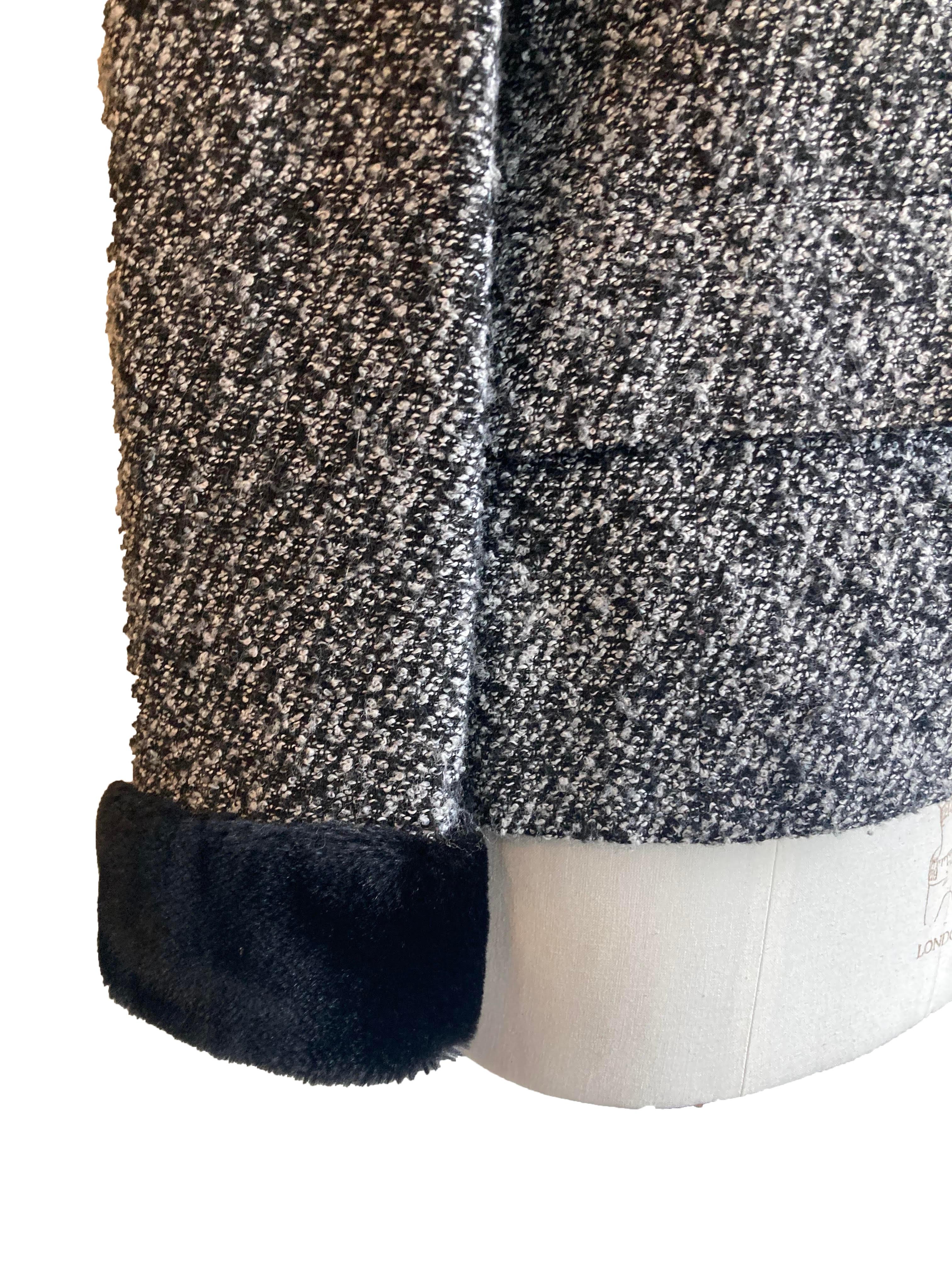 Vintage-Wolljacke von Yves Saint Laurent Variation. Oberteil aus grauer, schwarzer und weißer Boucle-Wolle mit schwarzen Kunstpelzmanschetten und einem Trio von Knöpfen aus rauchfarbenem Schildpatt. Klappentaschen auf beiden Seiten der Hüfte.