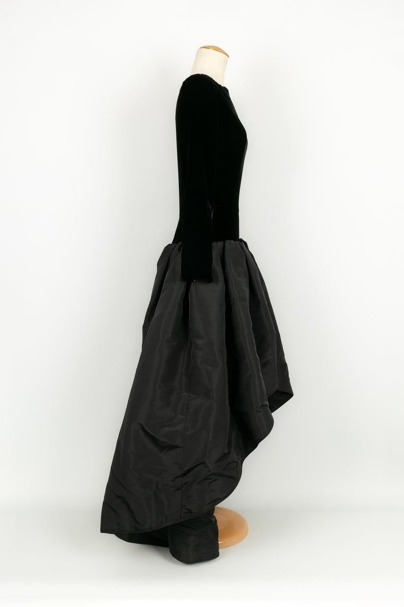 Yves Saint Laurent - (Made in France) Black asymmetric dress in velvet and faille. Fall-Winter 1988-1989 collection. Size 40FR

Additional information:
Dimensions: Chest: 46 cm, Waist: 35 cm, Sleeve length: 60 cm, Maximum length: 150 cm
Condition: