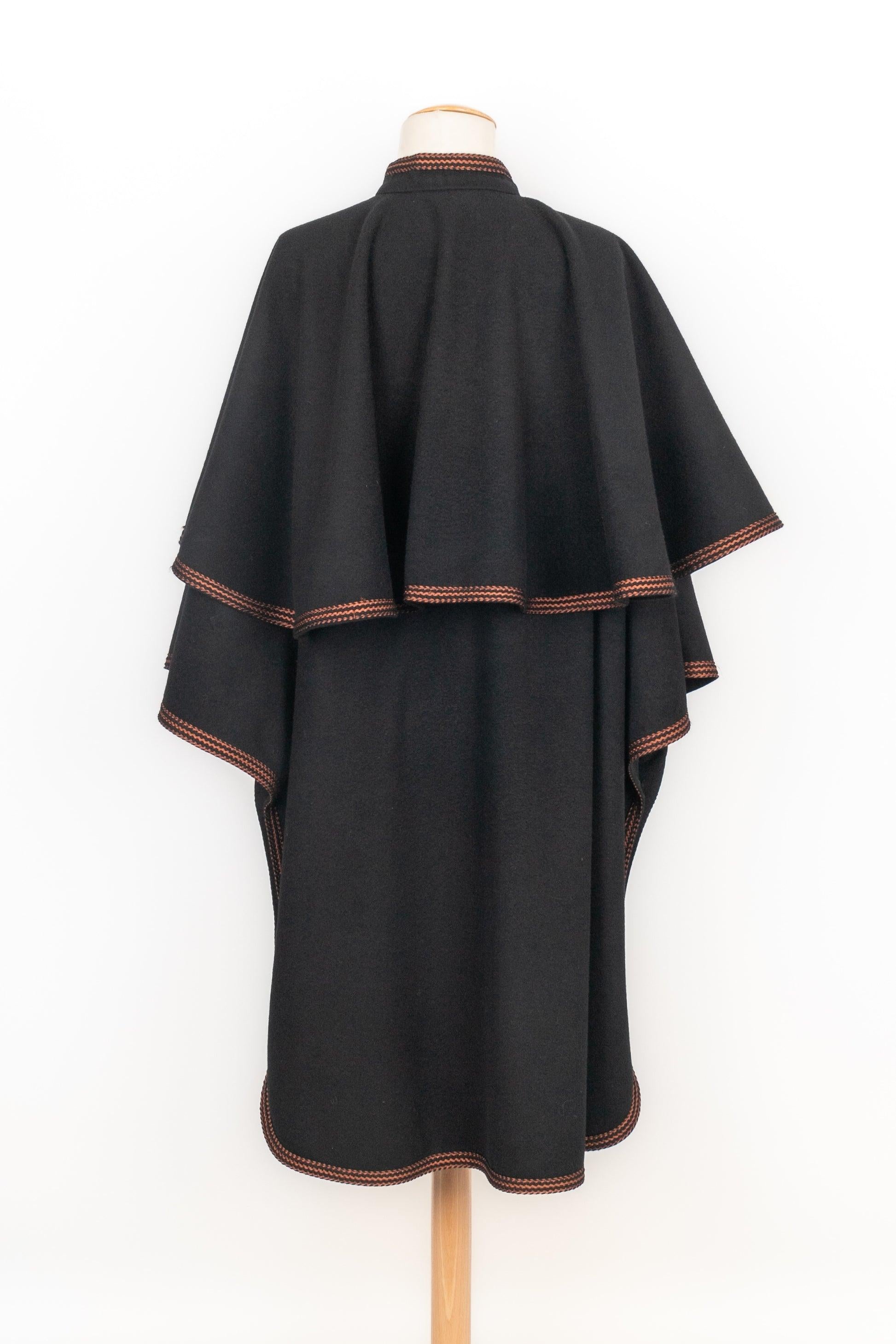 Yves Saint Laurent Black Blended Wool Cape Coat In Excellent Condition For Sale In SAINT-OUEN-SUR-SEINE, FR