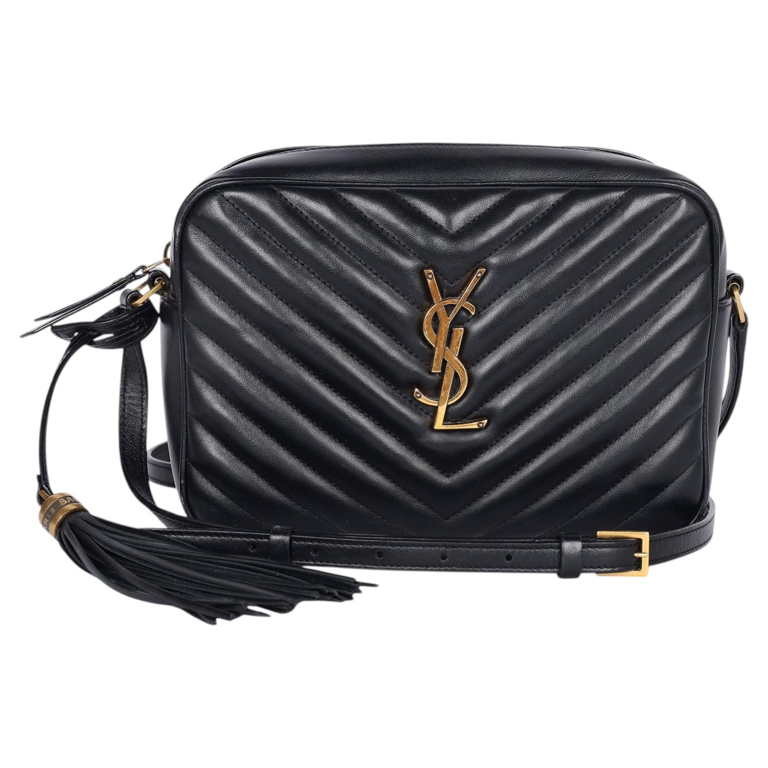 Yves Saint Laurent – Schwarze Kameratasche „Lou“ aus Kalbsleder mit Matelassé-Muster und Monogram