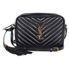 Borsa da fotocamera "Lou" di Yves Saint Laurent in pelle di vitello nera, con motivo matelassé e Monogram