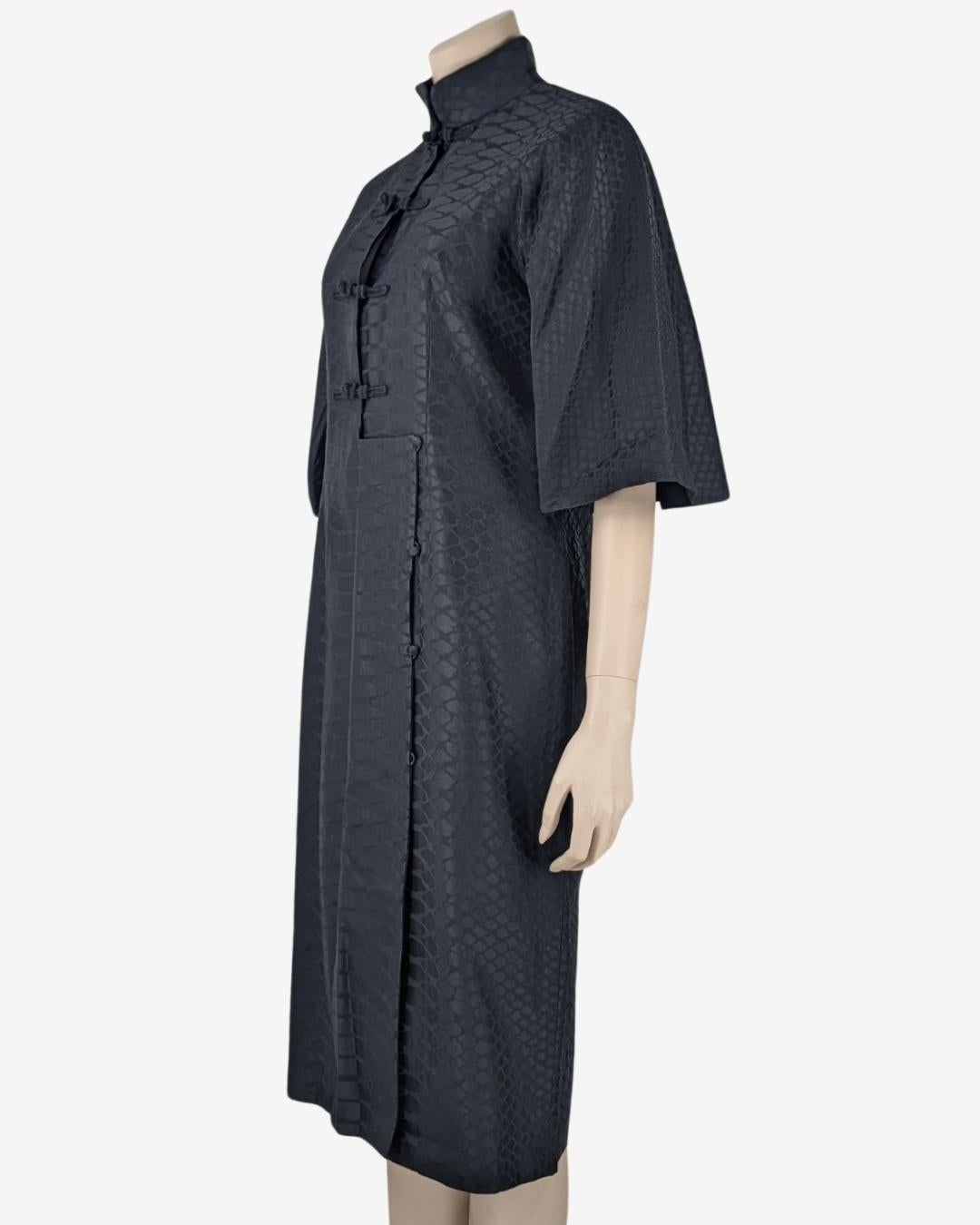 Iconic black snake print cape dress.
Kimono inspiration

. No zip with buttons front fastening ( the last one is missing - sée photo )
. Snake imitation fabric made with wool ans silk
. Midi dress
. Cape on the back

Flat measurements : 

Pit to Pit