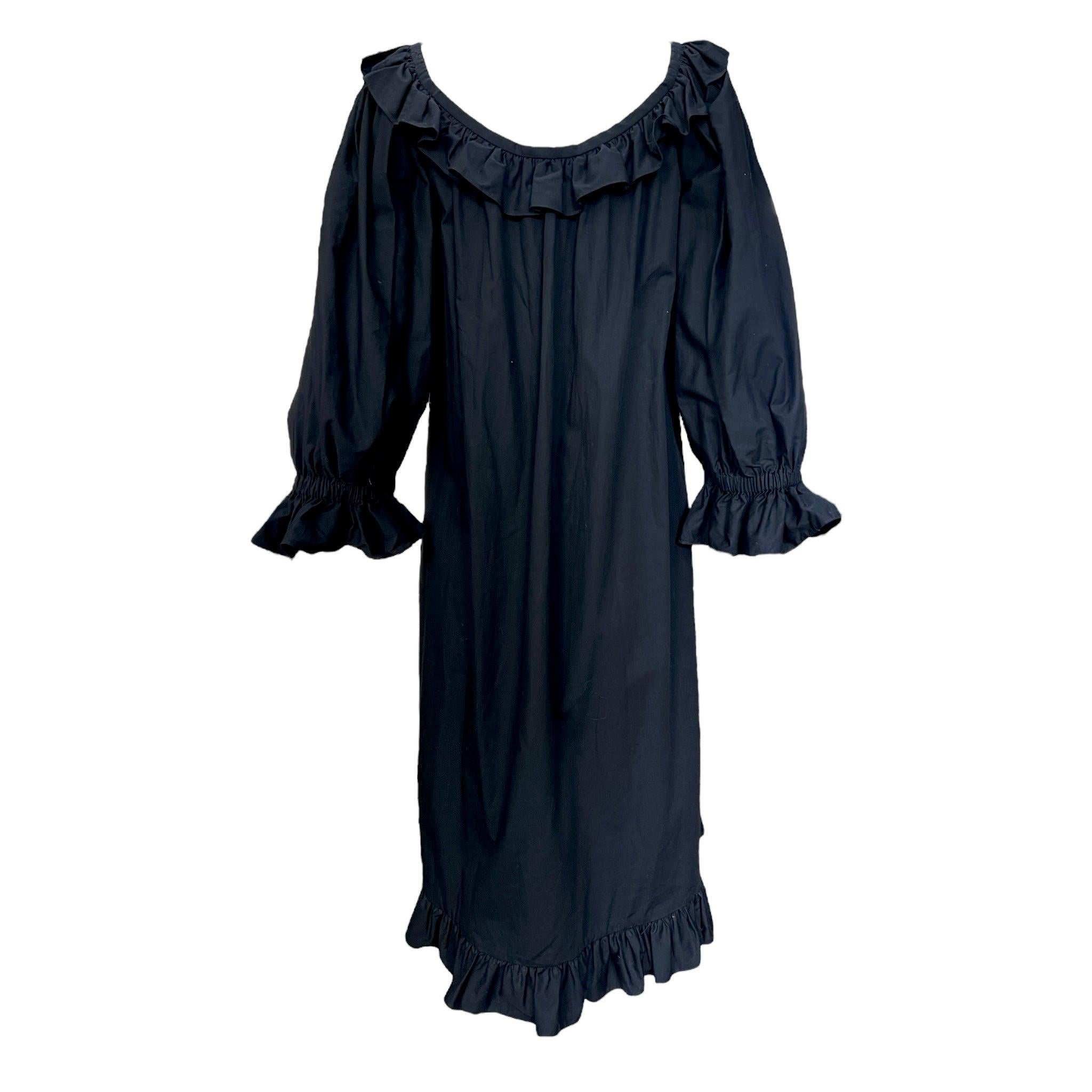 Yves Saint Laurent Rive Gauche 80s schwarzes Trapezkleid aus Baumwolle. Tief ausgeschnittener Rüschenausschnitt mit passendem Rüschensaum und -bündchen. Fabelhaft luftig und luftig und dennoch bedeckt. Perfekter Baustein für unzählige Accessoires