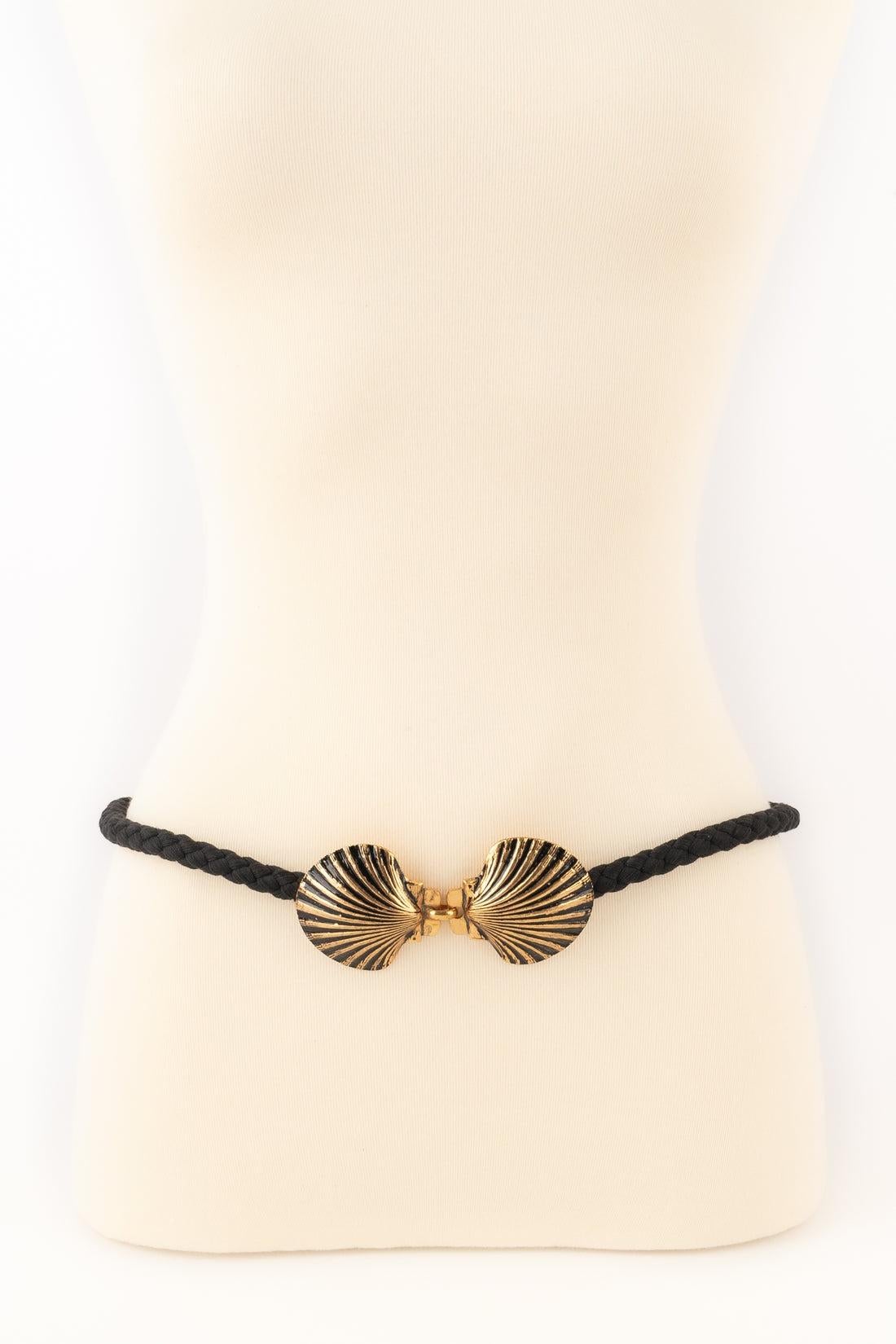 Yves Saint Laurent - (Made in France) Cintura in cotone nero con fibbie a conchiglia in metallo dorato smaltato di nero. Accessorio antico della metà degli anni '60.

Informazioni aggiuntive:
Condizioni: Buone condizioni
Dimensioni: Lunghezza: 79