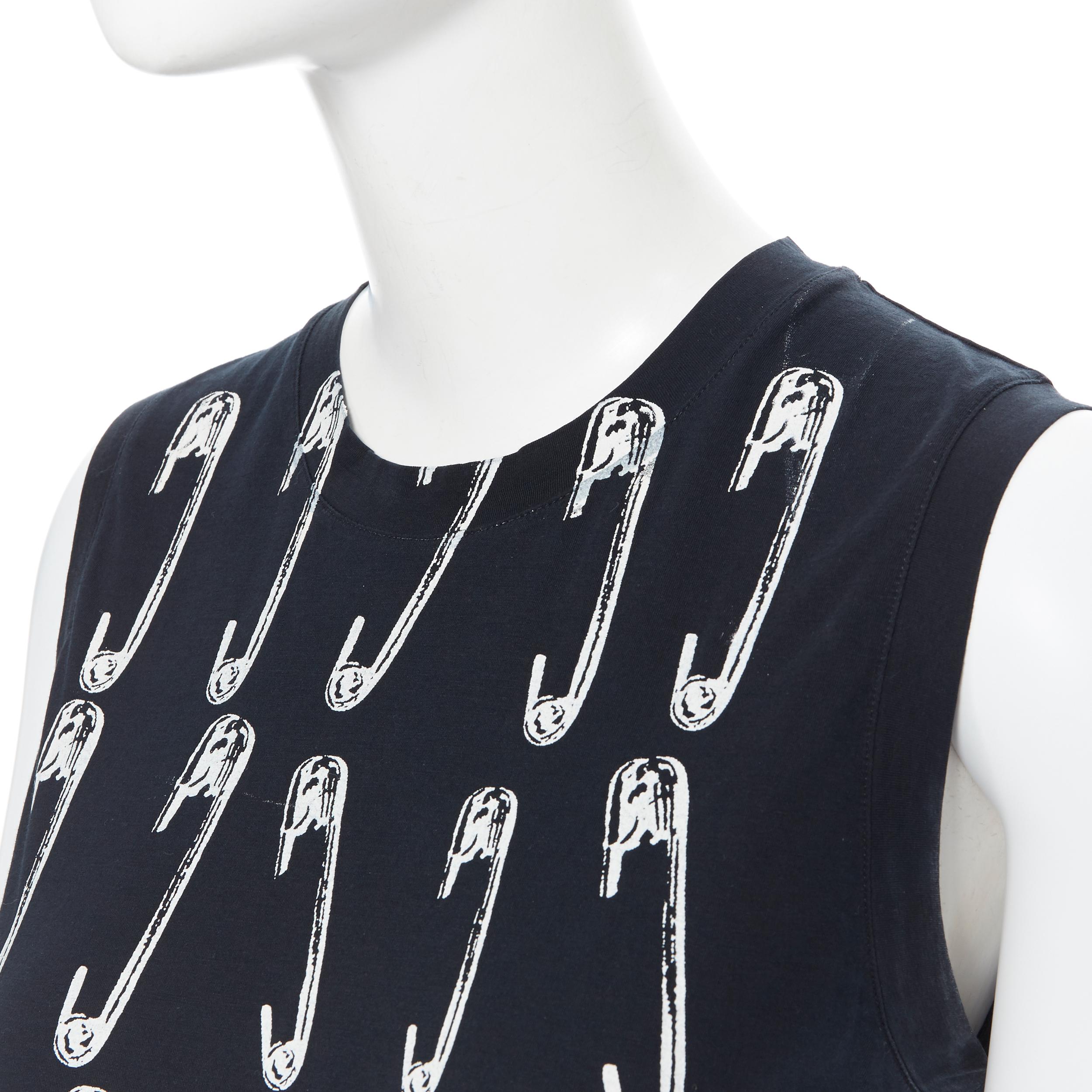 YVES SAINT LAURENT top túnica estampado logotipo imperdible blanco algodón negro FR38 
Marca: Yves Saint Laurent
Diseñador: Stefano Pilati
Colección: 2010
Nombre del modelo / Estilo: Chaleco de algodón
Material: Algodón
Color: Negro
Estampado: