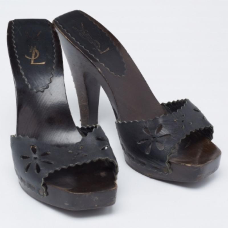 Yves Saint Laurent Schwarzes Leder mit Ausschnitt  Slide Sandalen Größe 39 im Zustand „Relativ gut“ im Angebot in Dubai, Al Qouz 2