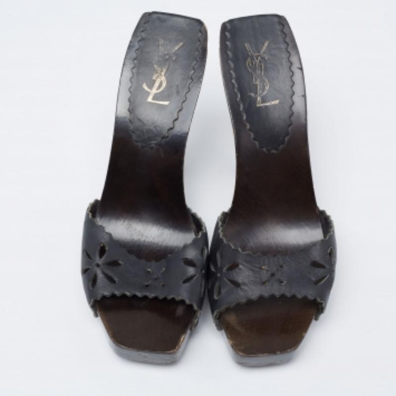 Yves Saint Laurent Schwarzes Leder mit Ausschnitt  Slide Sandalen Größe 39 Damen im Angebot