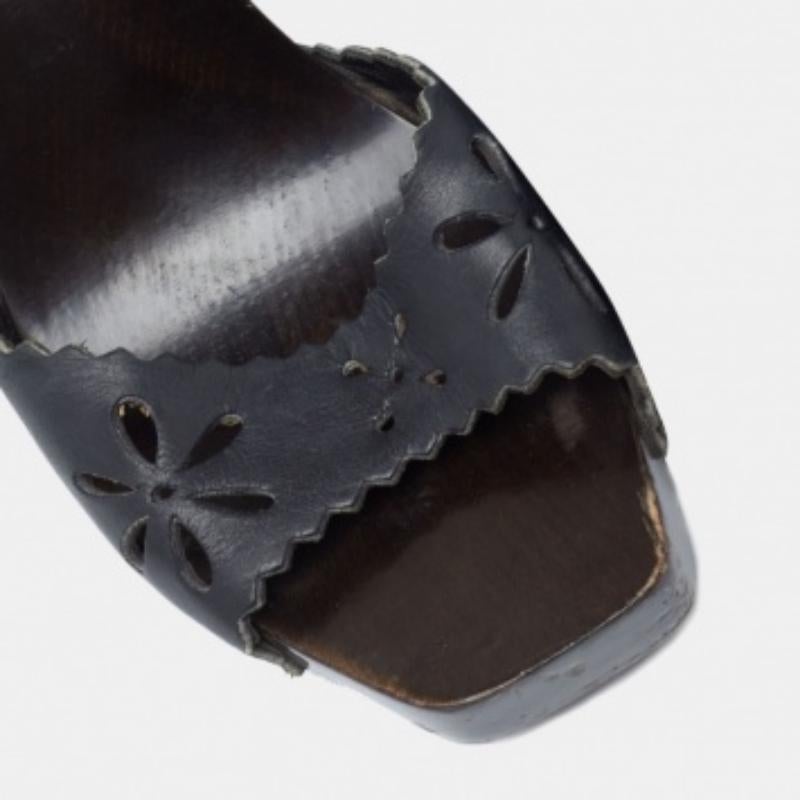 Yves Saint Laurent Schwarzes Leder mit Ausschnitt  Slide Sandalen Größe 39 im Angebot 2