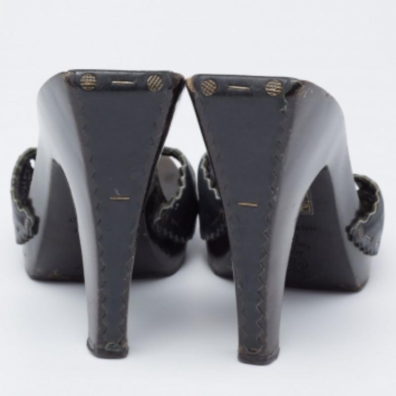 Yves Saint Laurent Schwarzes Leder mit Ausschnitt  Slide Sandalen Größe 39 im Angebot 3