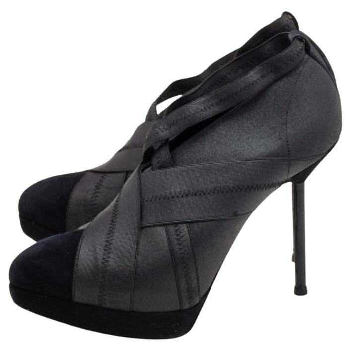 Ajoutez ces superbes bottines à votre collection cette saison. Provenant de la maison Yves Saint Laurent, cette paire présente un corps élastiqué et bordé de daim noir. Montée sur des talons fins, cette paire est également dotée d'une semelle à